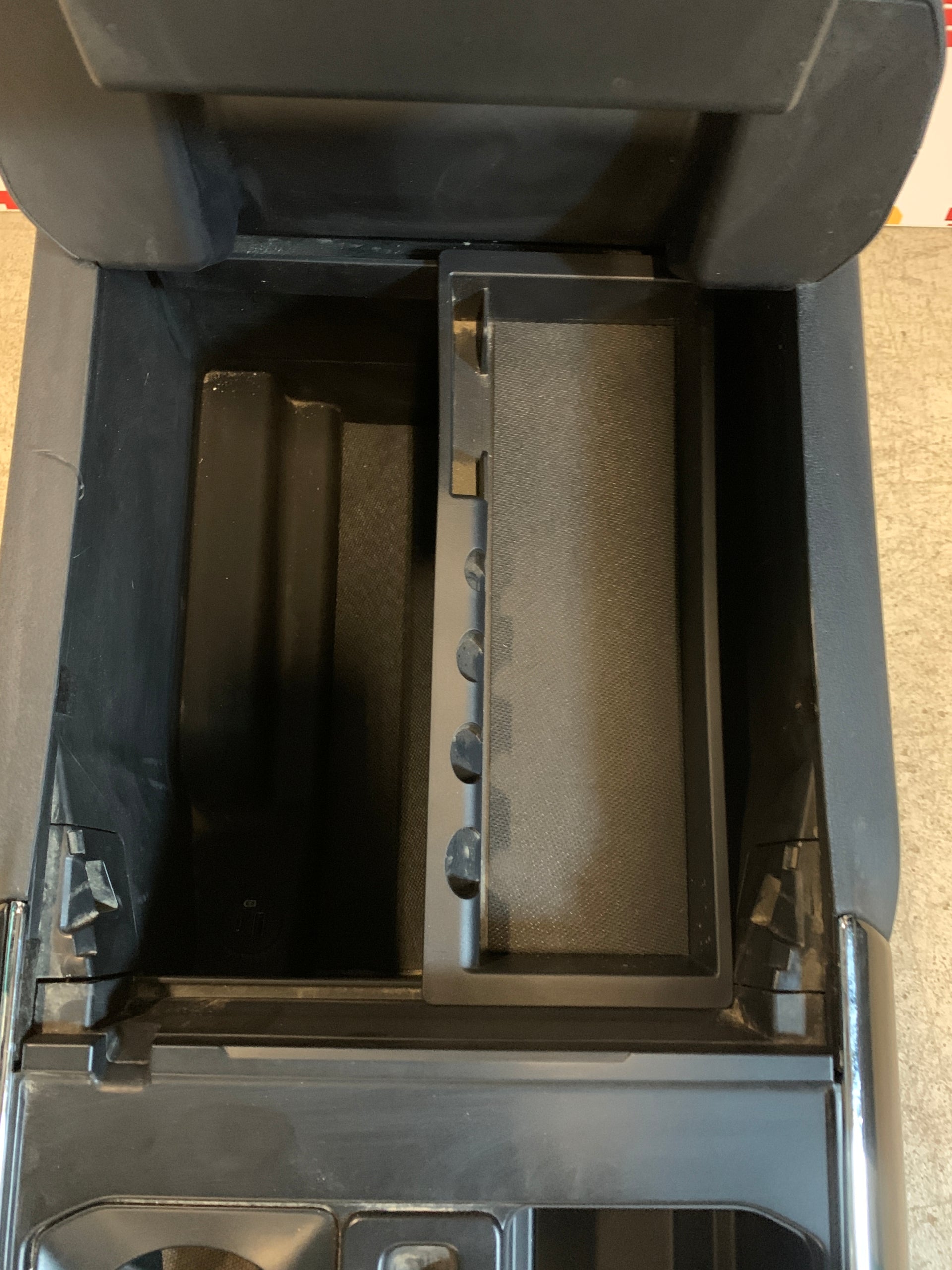 2021 - 2024 FORD F150 CONSOLA CENTRAL CON SUPERFICIE DE TRABAJO CON PUERTO DE CARGA TRASERO