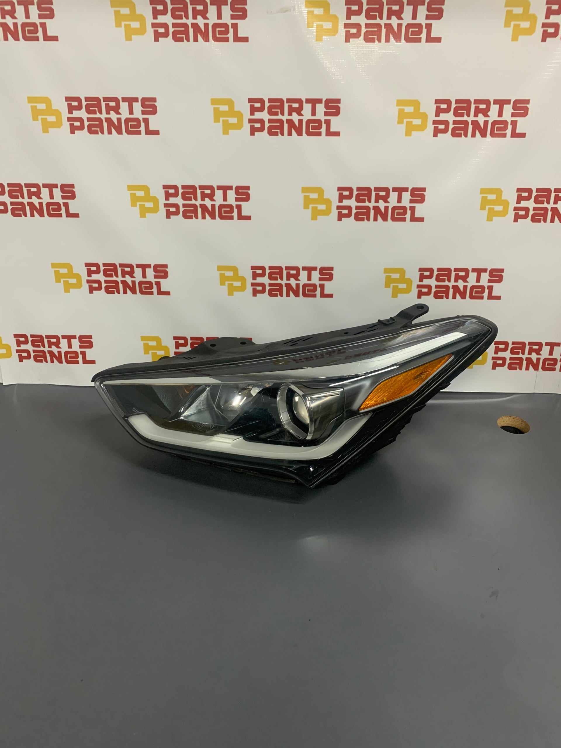 2016 - 2018 HYUNDAI SANTA FE DRIVER SIDE OEM HALOGEN HEADLIGHT 92101-B8520 