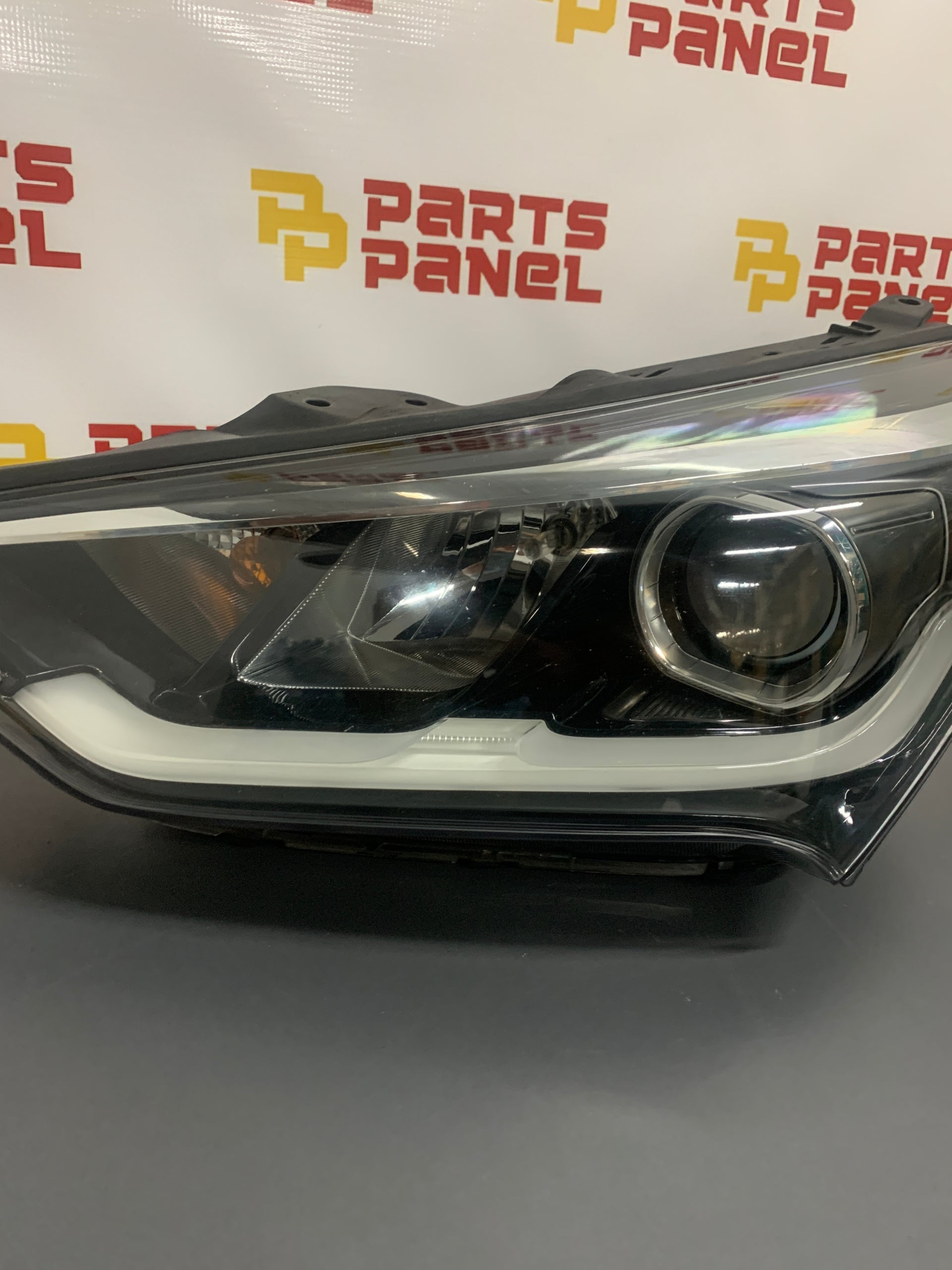 2016 - 2018 HYUNDAI SANTA FE DRIVER SIDE OEM HALOGEN HEADLIGHT 92101-B8520 