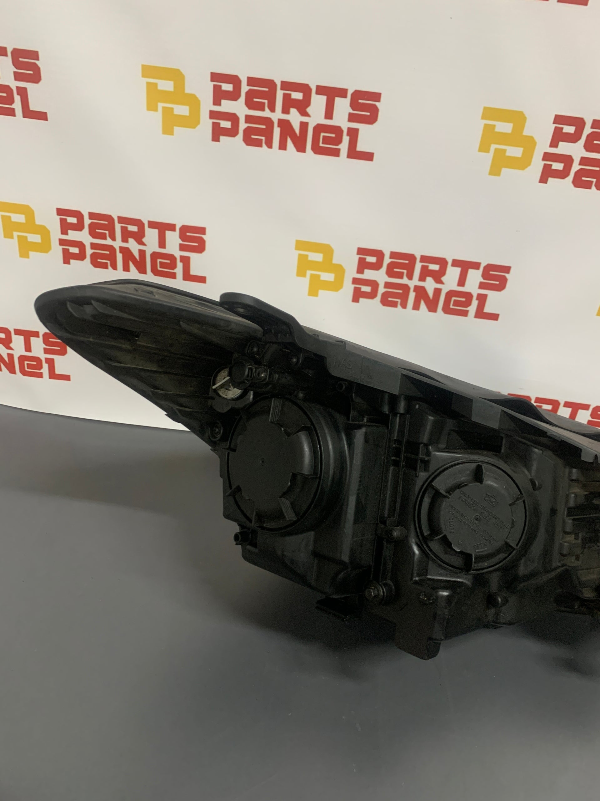 2016 - 2018 HYUNDAI SANTA FE DRIVER SIDE OEM HALOGEN HEADLIGHT 92101-B8520 