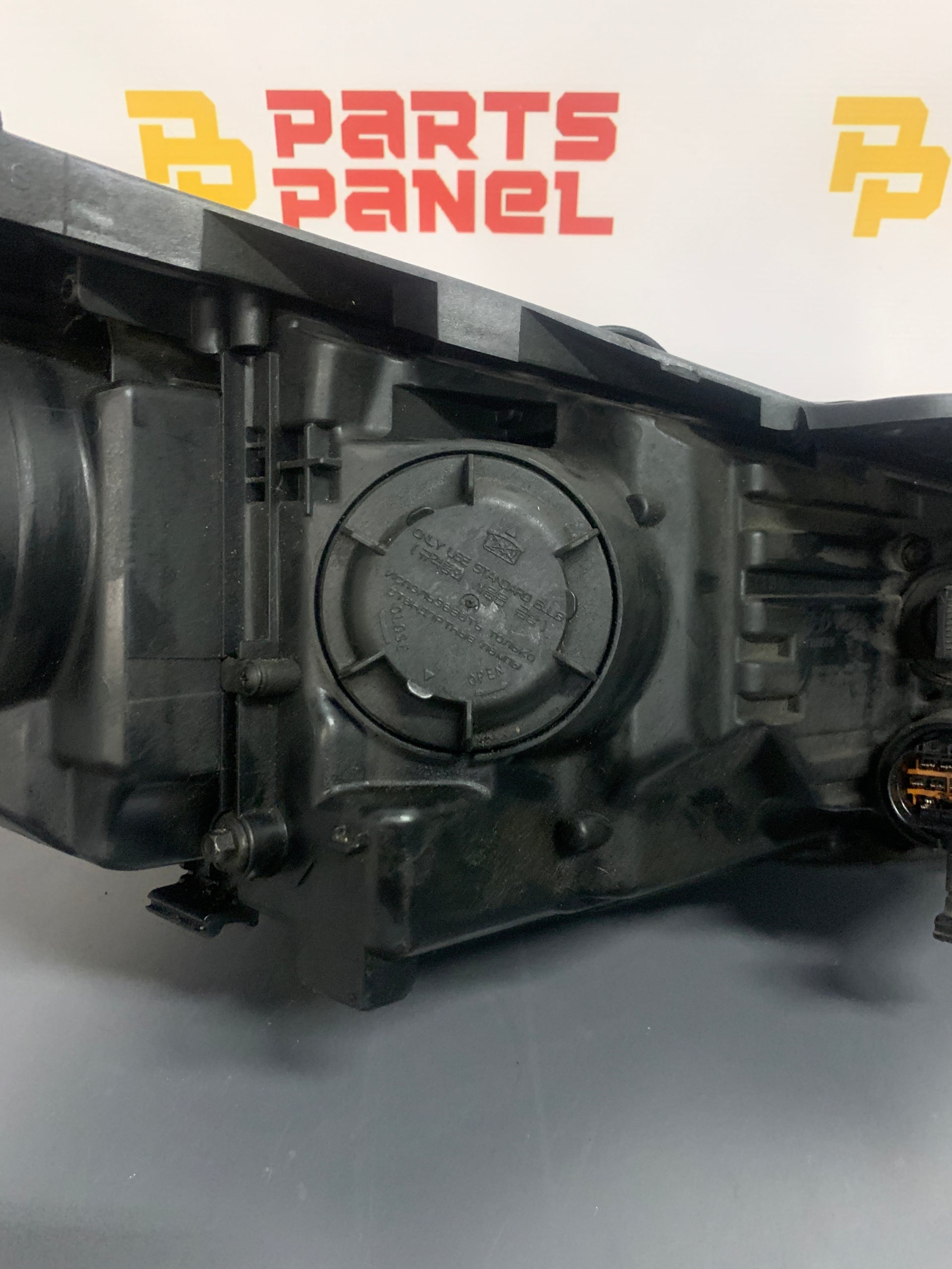 2016 - 2018 HYUNDAI SANTA FE DRIVER SIDE OEM HALOGEN HEADLIGHT 92101-B8520 