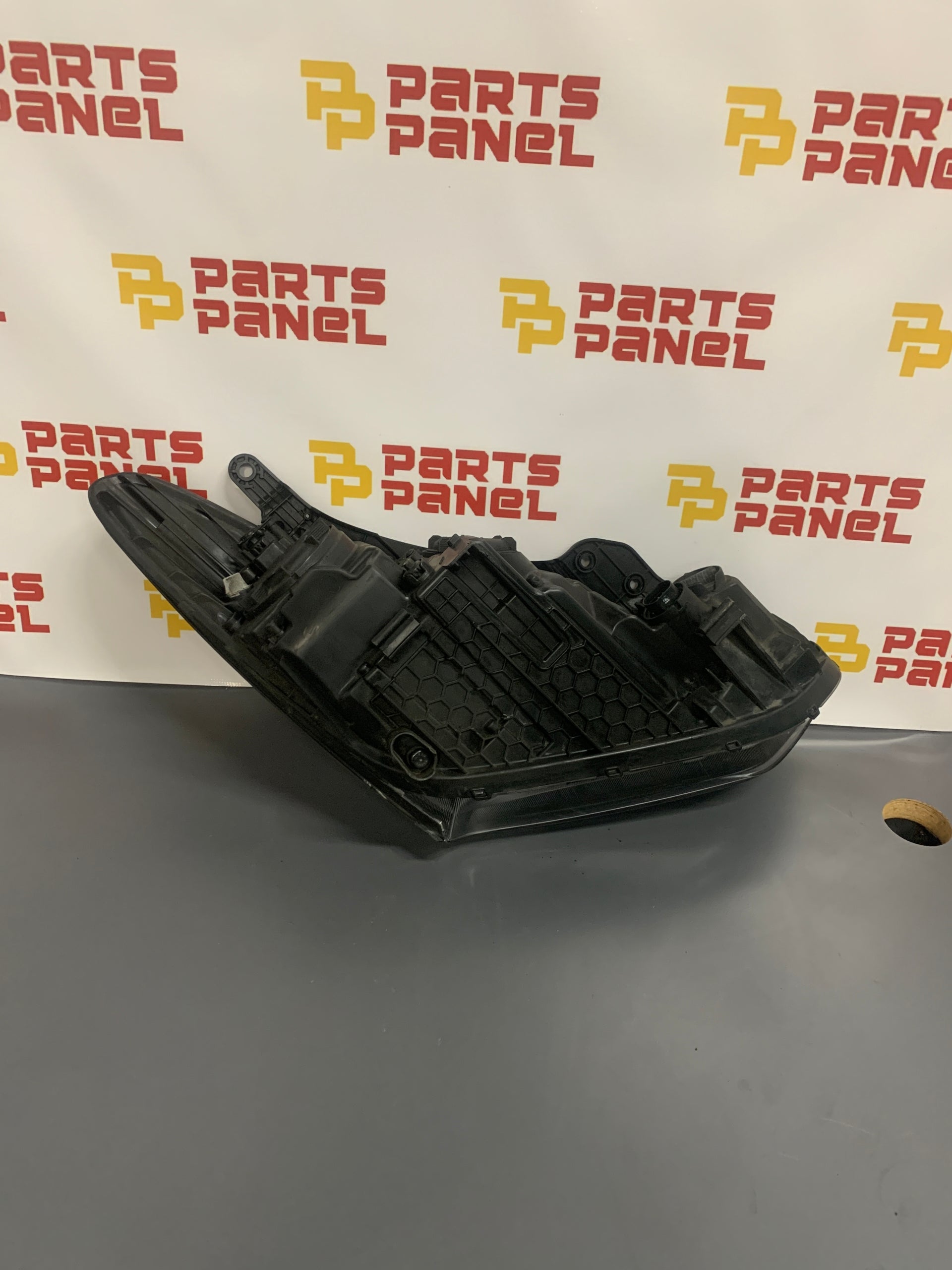 2016 - 2018 HYUNDAI SANTA FE DRIVER SIDE OEM HALOGEN HEADLIGHT 92101-B8520 