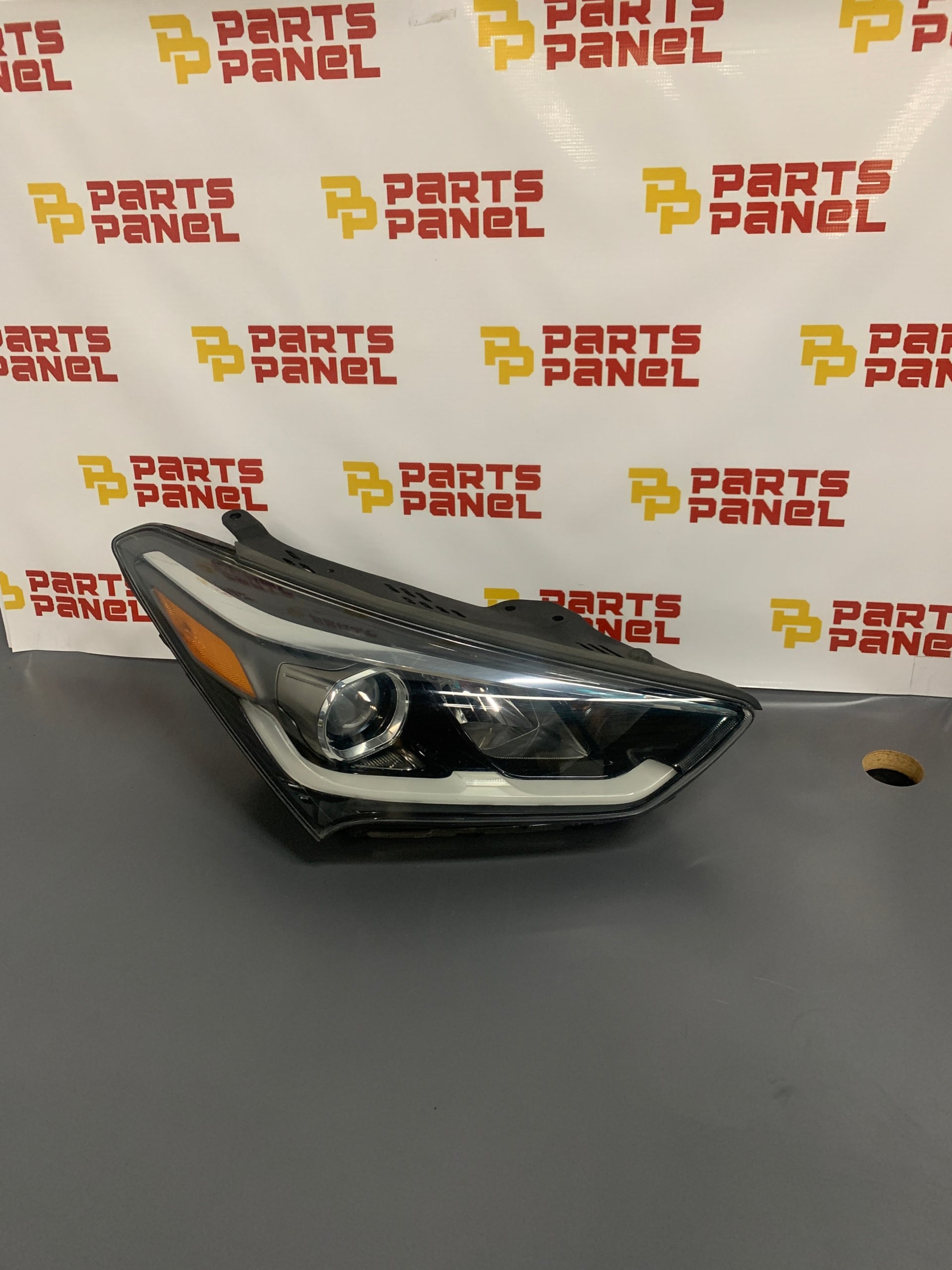 2016 - 2018 HYUNDAI SANTA FE PASSENGER SIDE OEM HALOGEN HEADLIGHT 92102-B8520 