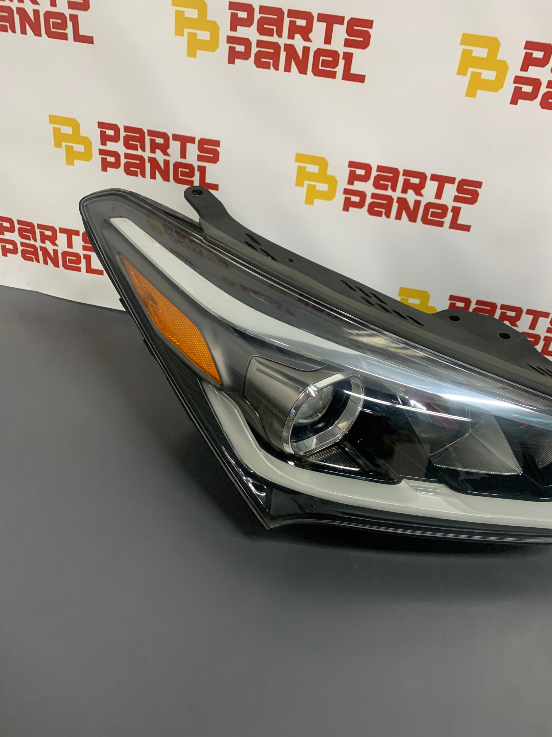 2016 - 2018 HYUNDAI SANTA FE PASSENGER SIDE OEM HALOGEN HEADLIGHT 92102-B8520 