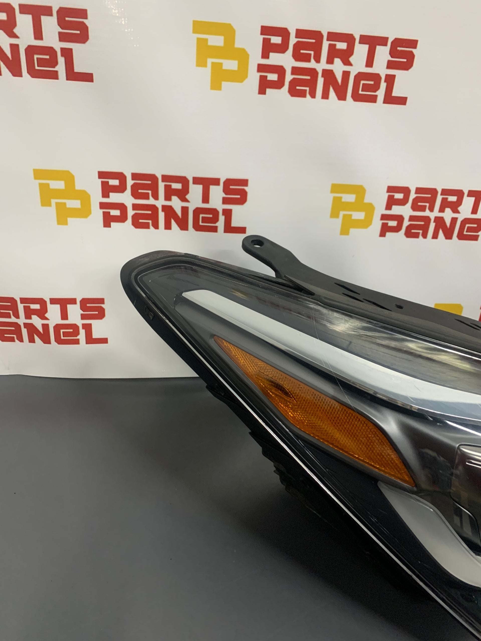 2016 - 2018 HYUNDAI SANTA FE PASSENGER SIDE OEM HALOGEN HEADLIGHT 92102-B8520 