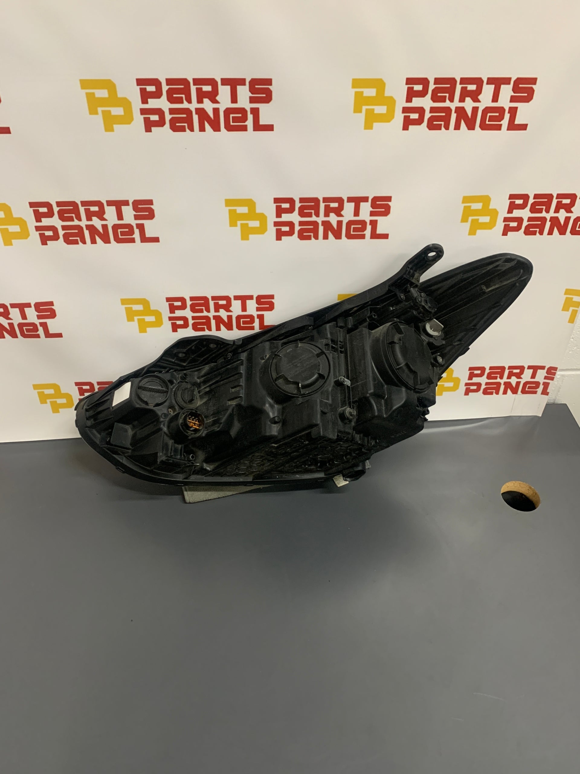 2016 - 2018 HYUNDAI SANTA FE PASSENGER SIDE OEM HALOGEN HEADLIGHT 92102-B8520 
