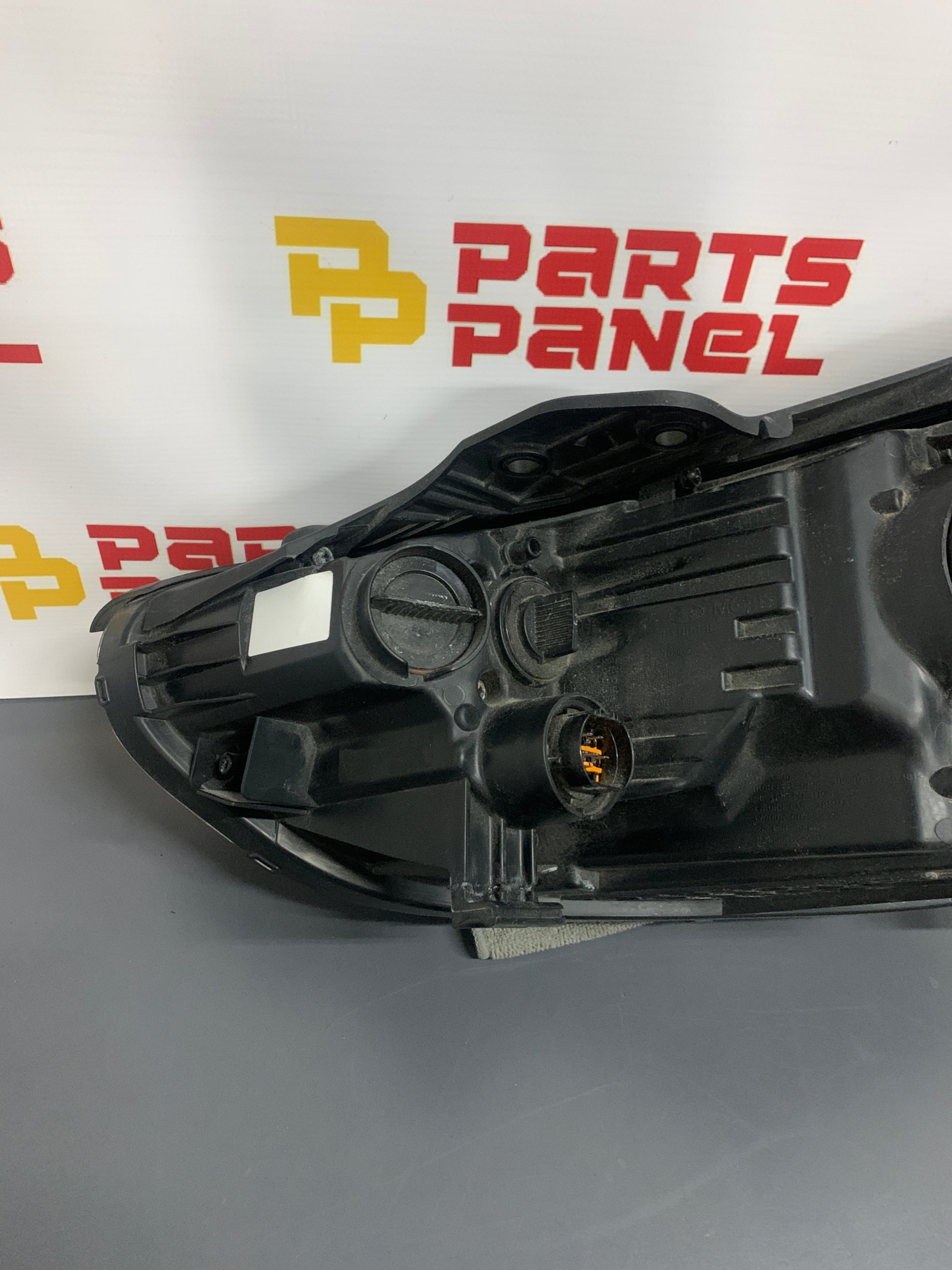 2016 - 2018 HYUNDAI SANTA FE PASSENGER SIDE OEM HALOGEN HEADLIGHT 92102-B8520 