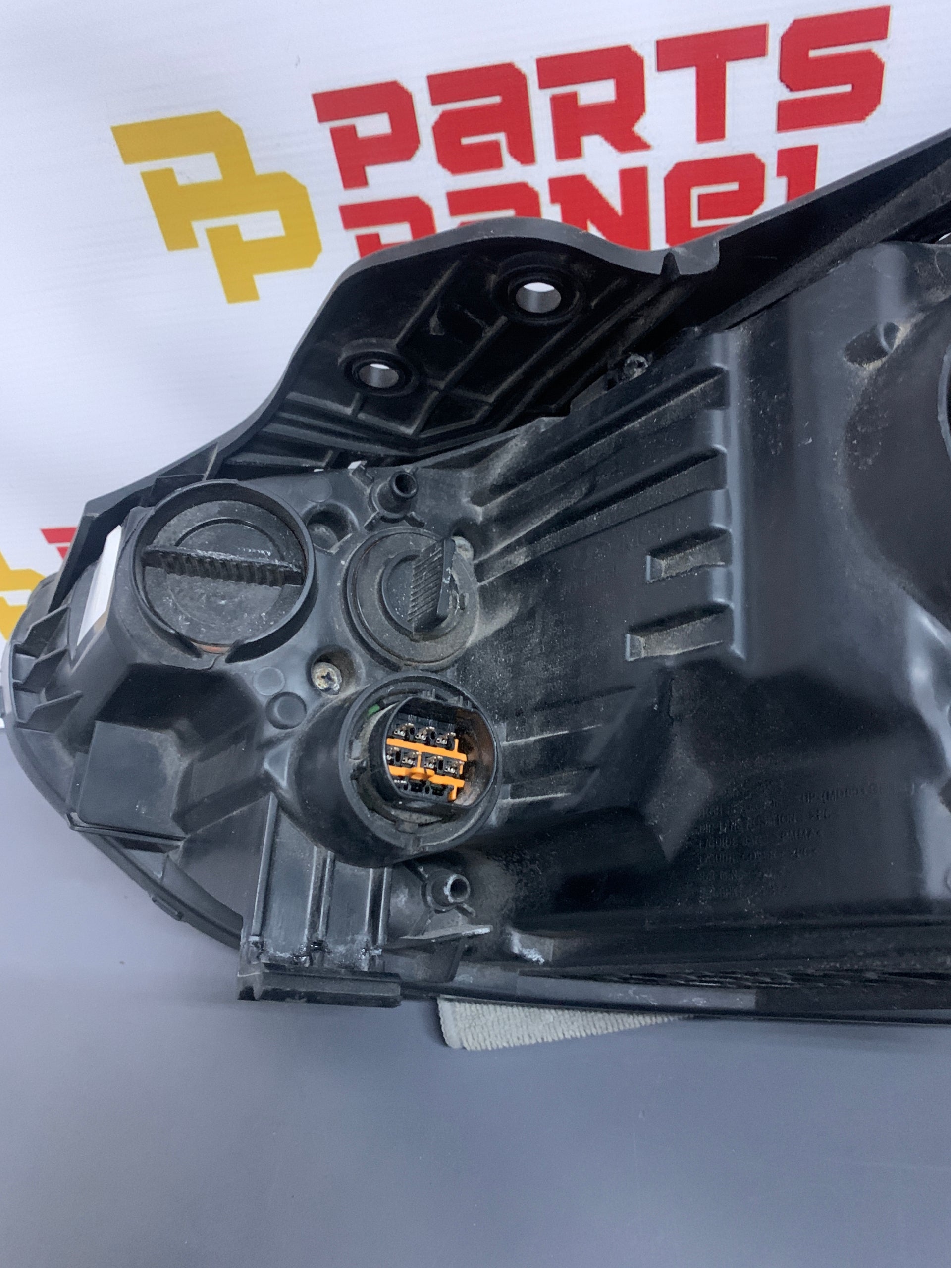 2016 - 2018 HYUNDAI SANTA FE PASSENGER SIDE OEM HALOGEN HEADLIGHT 92102-B8520 