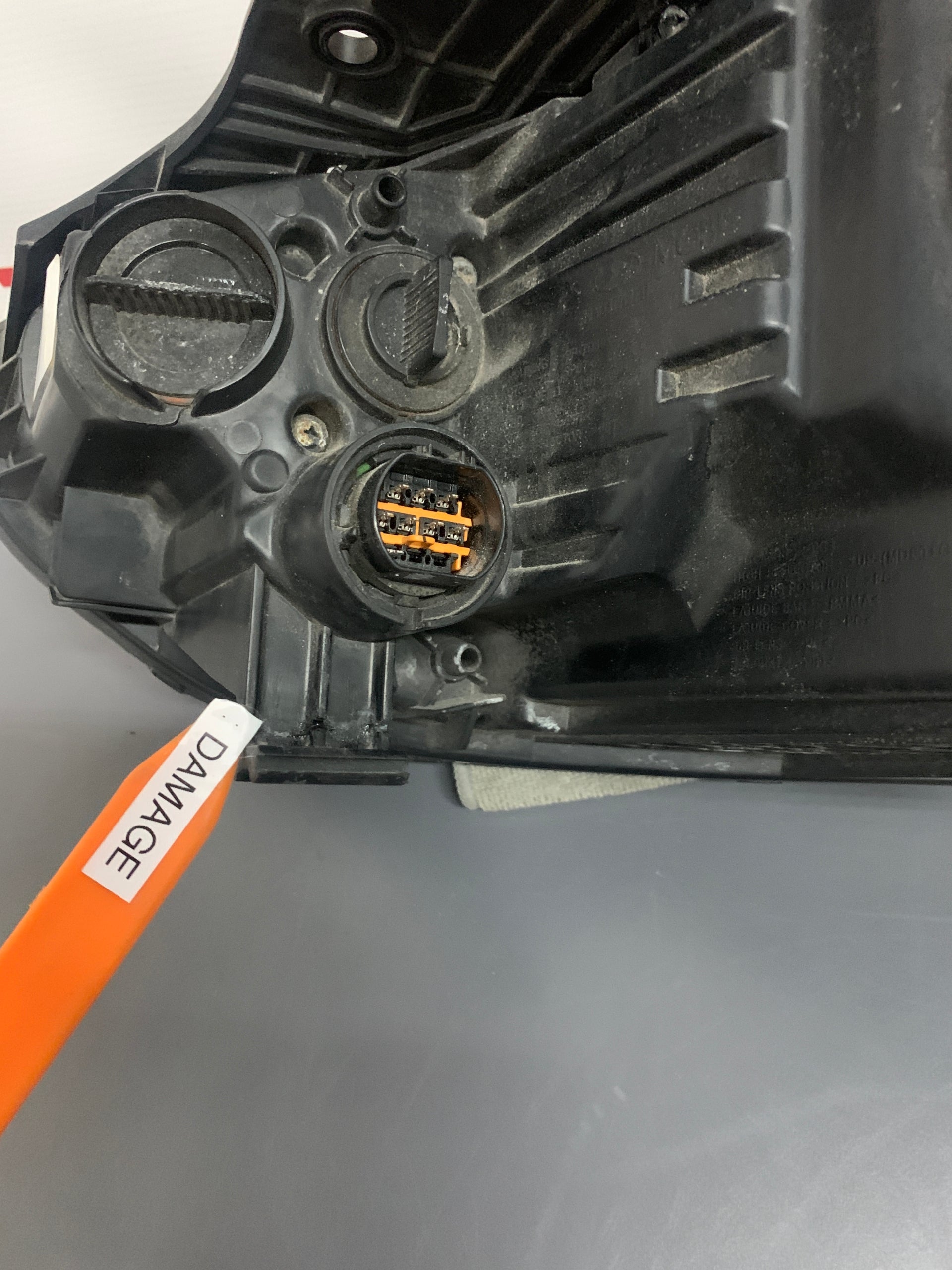 2016 - 2018 HYUNDAI SANTA FE PASSENGER SIDE OEM HALOGEN HEADLIGHT 92102-B8520 