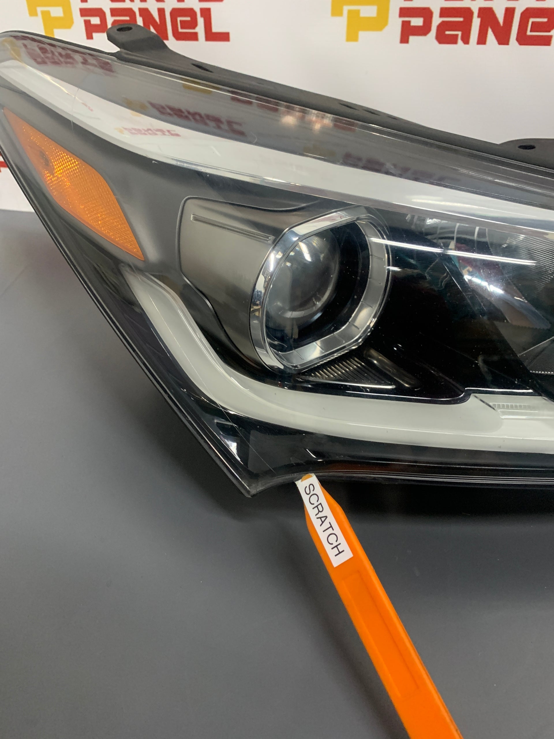 2016 - 2018 HYUNDAI SANTA FE PASSENGER SIDE OEM HALOGEN HEADLIGHT 92102-B8520 