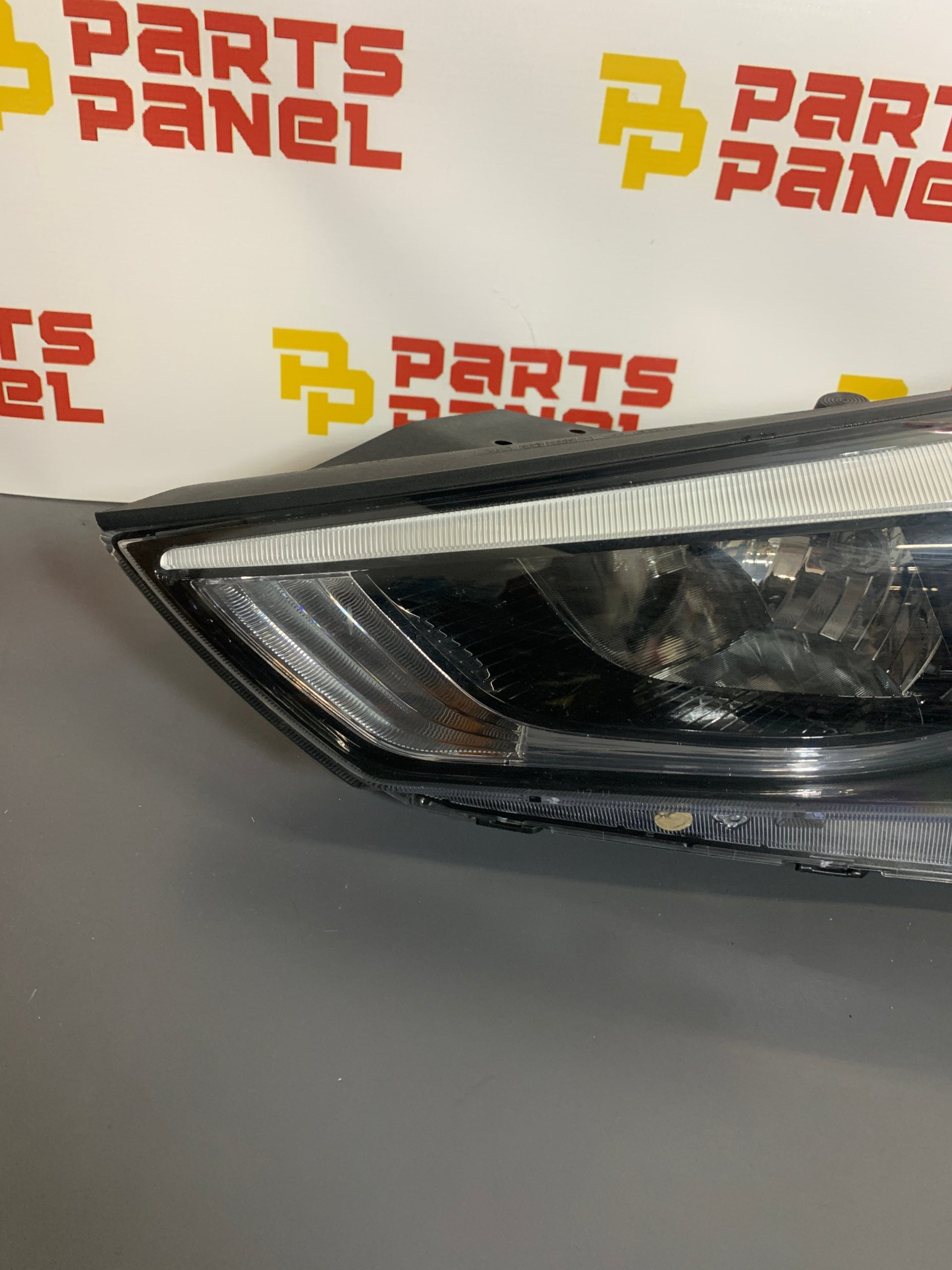 2016 - 2018 HYUNDAI TUCSON DRIVER SIDE HALOGEN AND LED HEADLIGHT ASSEMBLY 92101-D3