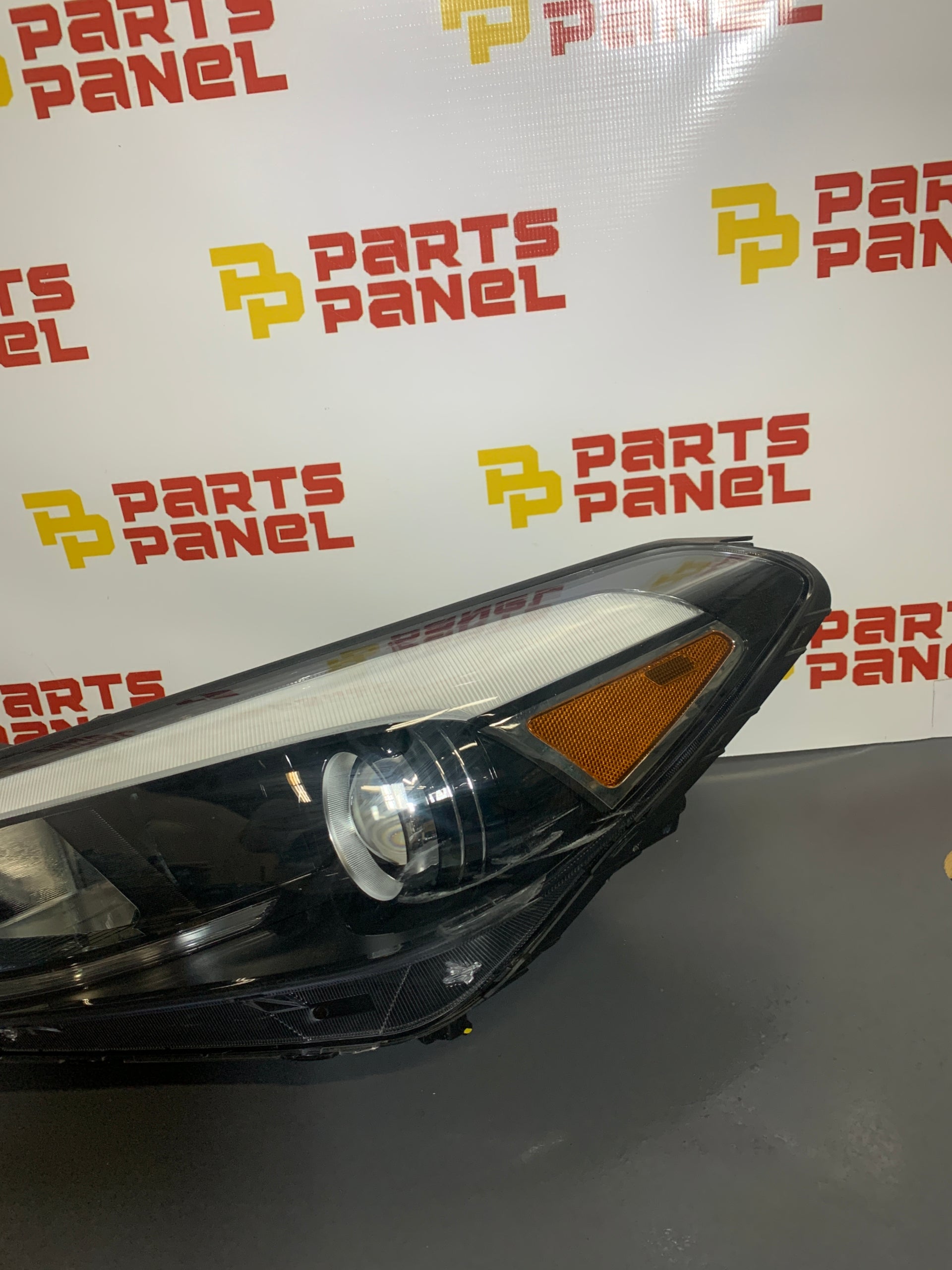 2016 - 2018 HYUNDAI TUCSON DRIVER SIDE HALOGEN AND LED HEADLIGHT ASSEMBLY 92101-D3