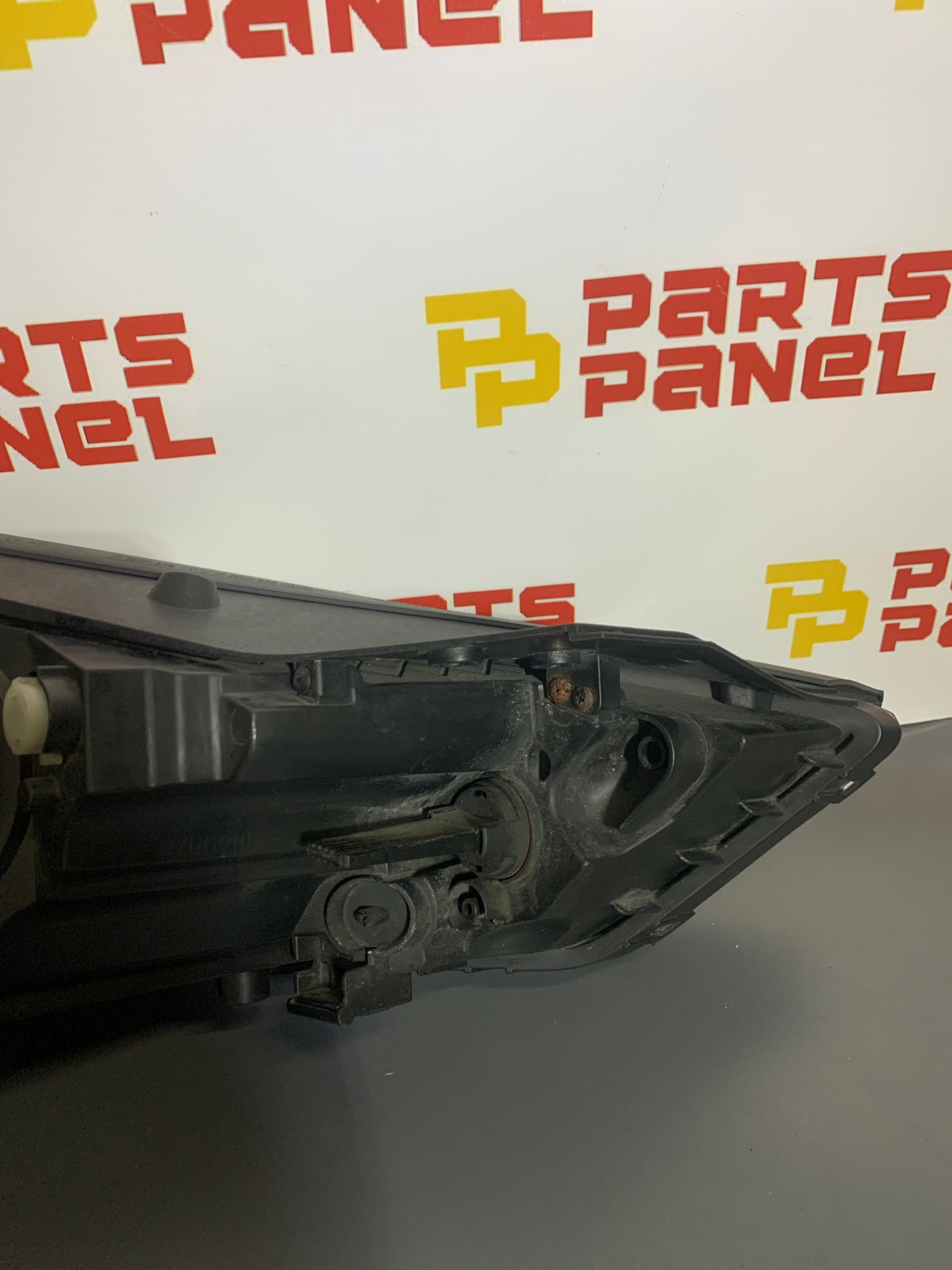 2016 - 2018 HYUNDAI TUCSON DRIVER SIDE HALOGEN AND LED HEADLIGHT ASSEMBLY 92101-D3