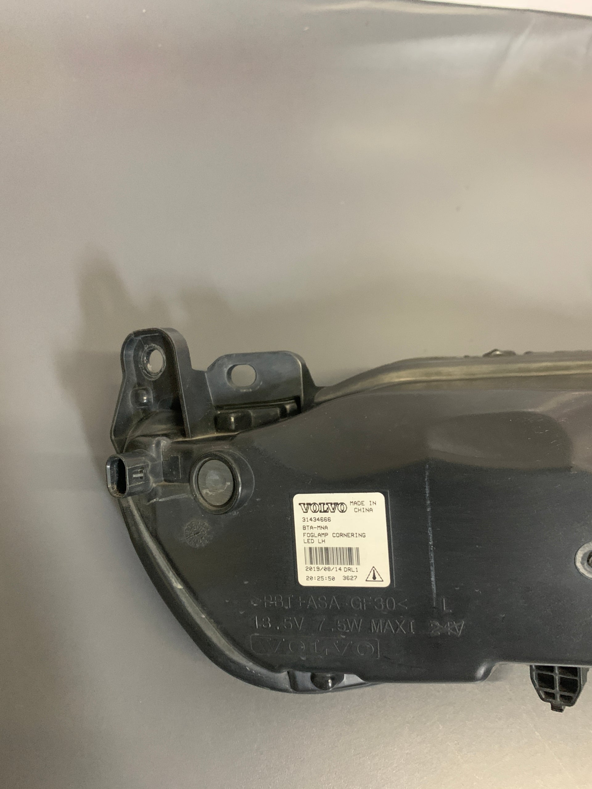 2016 - 2021 VOLVO XC60 / XC90 / S90 AND V90 DRIVER SIDE FOG LIGHT ASSEMBLY 31434666