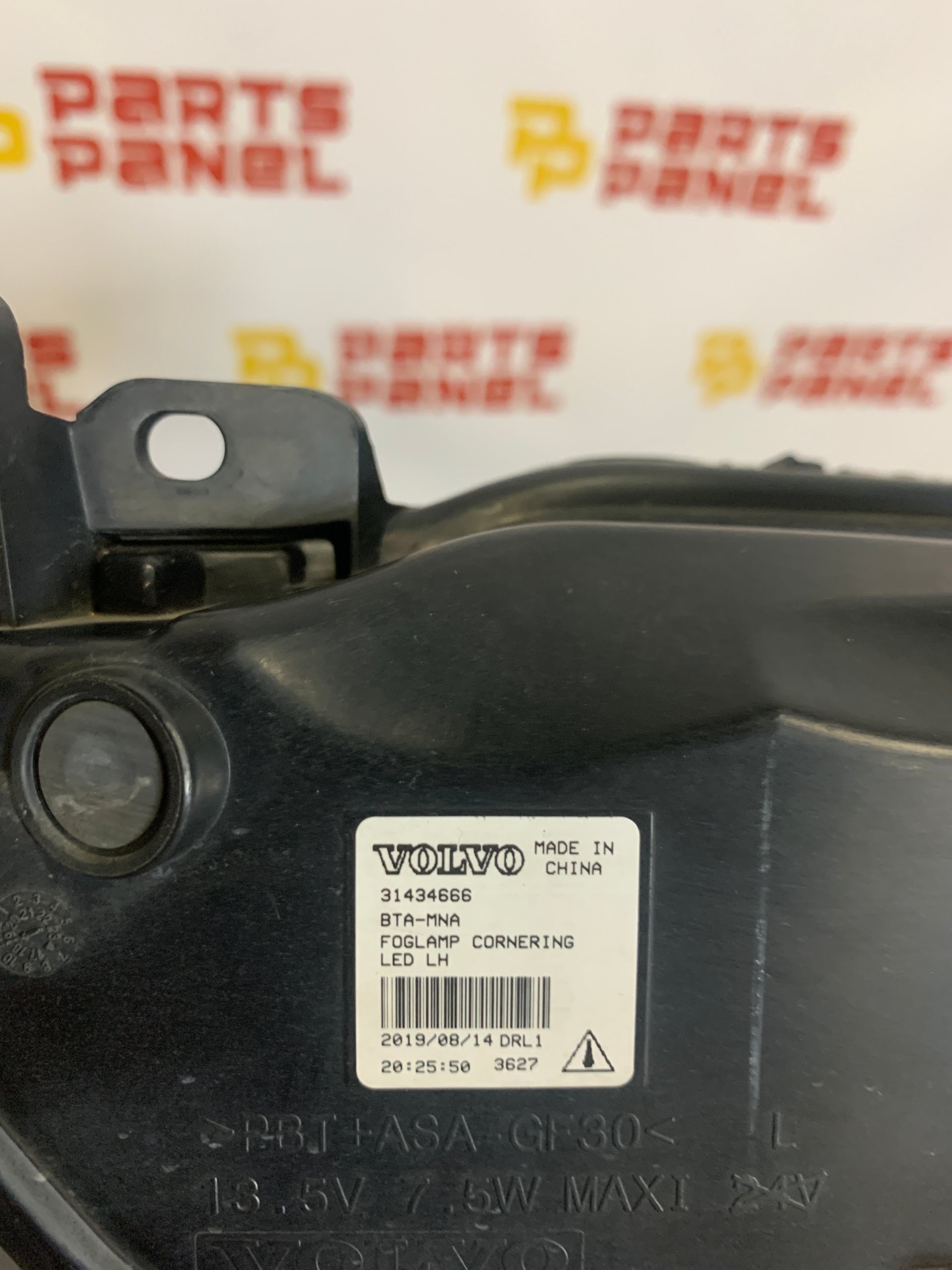 2016 - 2021 VOLVO XC60 / XC90 / S90 AND V90 DRIVER SIDE FOG LIGHT ASSEMBLY 31434666