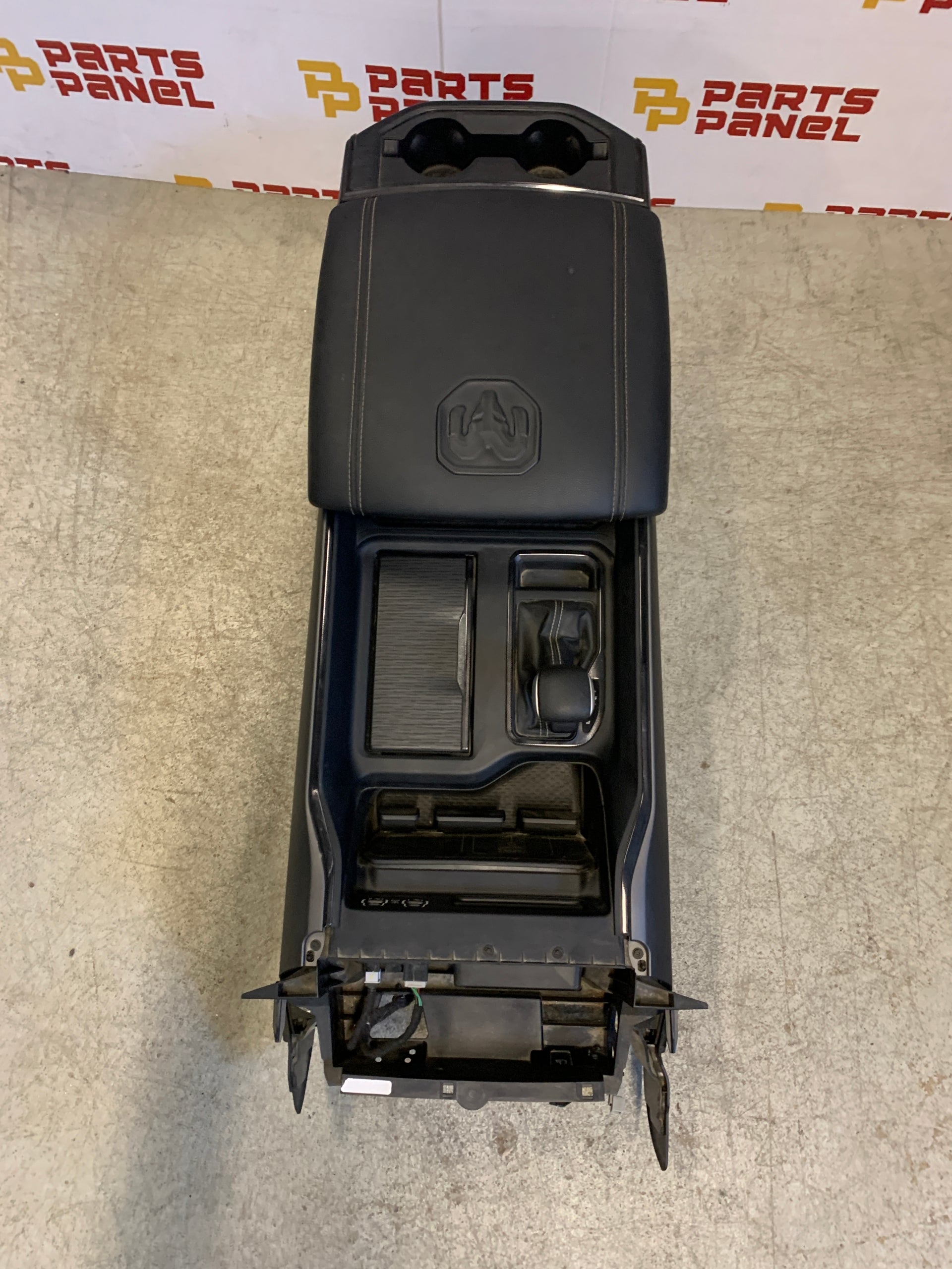 2019 - 2023 RAM 1500 CONSOLA CENTRAL CON PALANCA DE CAMBIOS EN EL PISO OEM