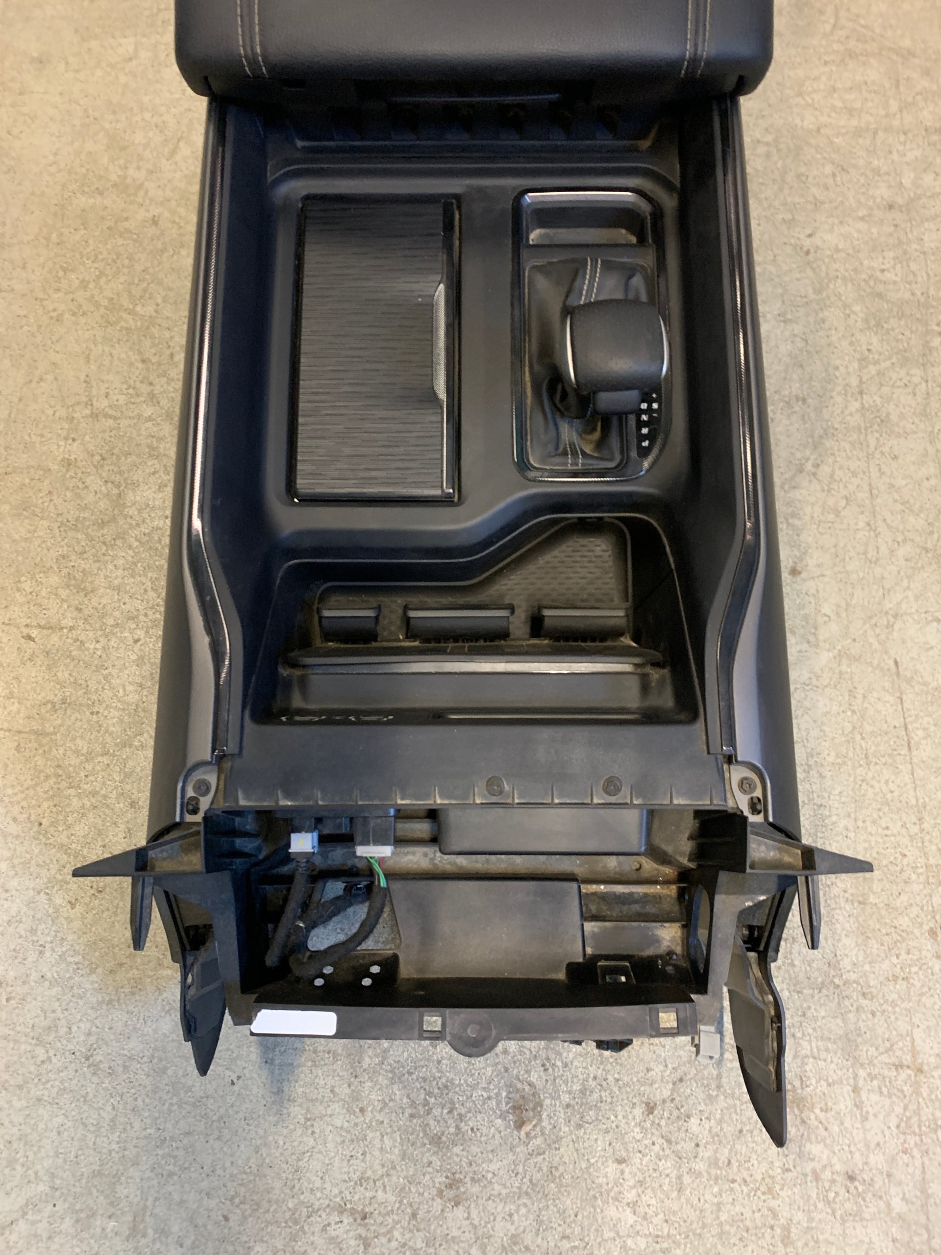 2019 - 2023 RAM 1500 CONSOLA CENTRAL CON PALANCA DE CAMBIOS EN EL PISO OEM