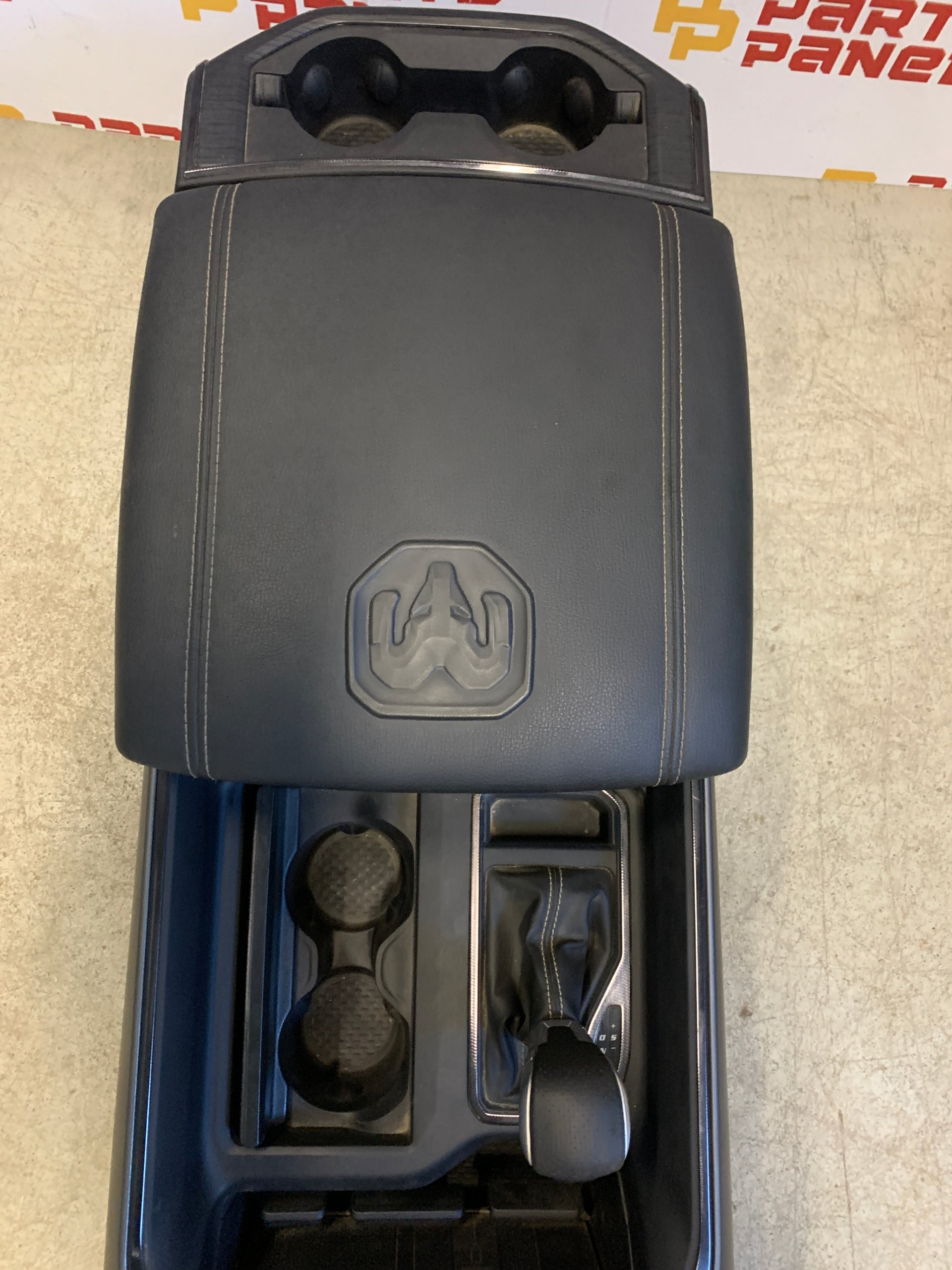 2019 - 2023 RAM 1500 CONSOLA CENTRAL CON PALANCA DE CAMBIOS EN EL PISO OEM