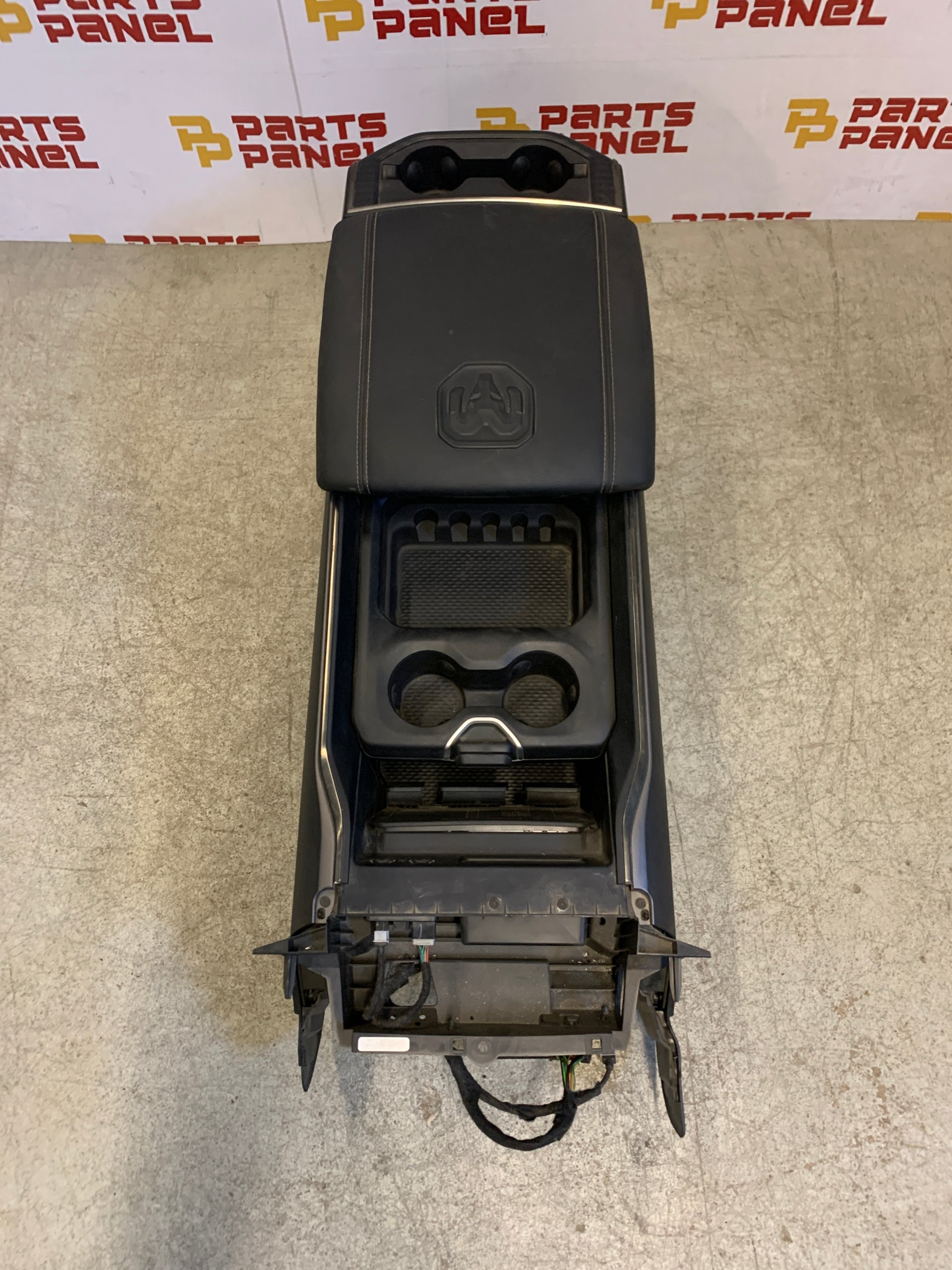 2019 - 2024 RAM 1500 CONSOLE CENTRALE AVEC INTERRUPTEUR DE SIÈGE ARRIÈRE CHAUFFANT OEM