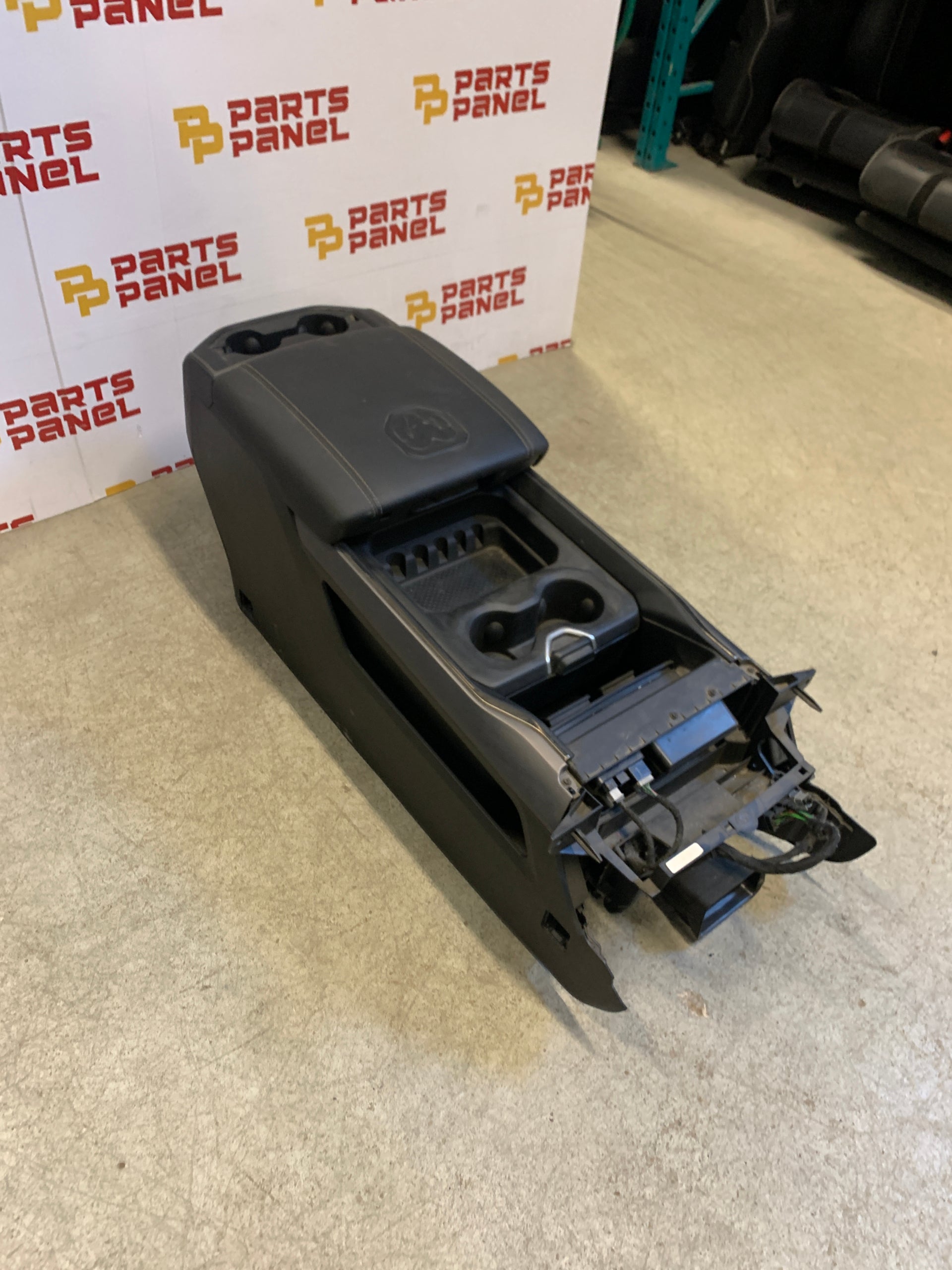 CONSOLA CENTRAL RAM 1500 2019 - 2024 CON REPRODUCTOR DE CD OEM