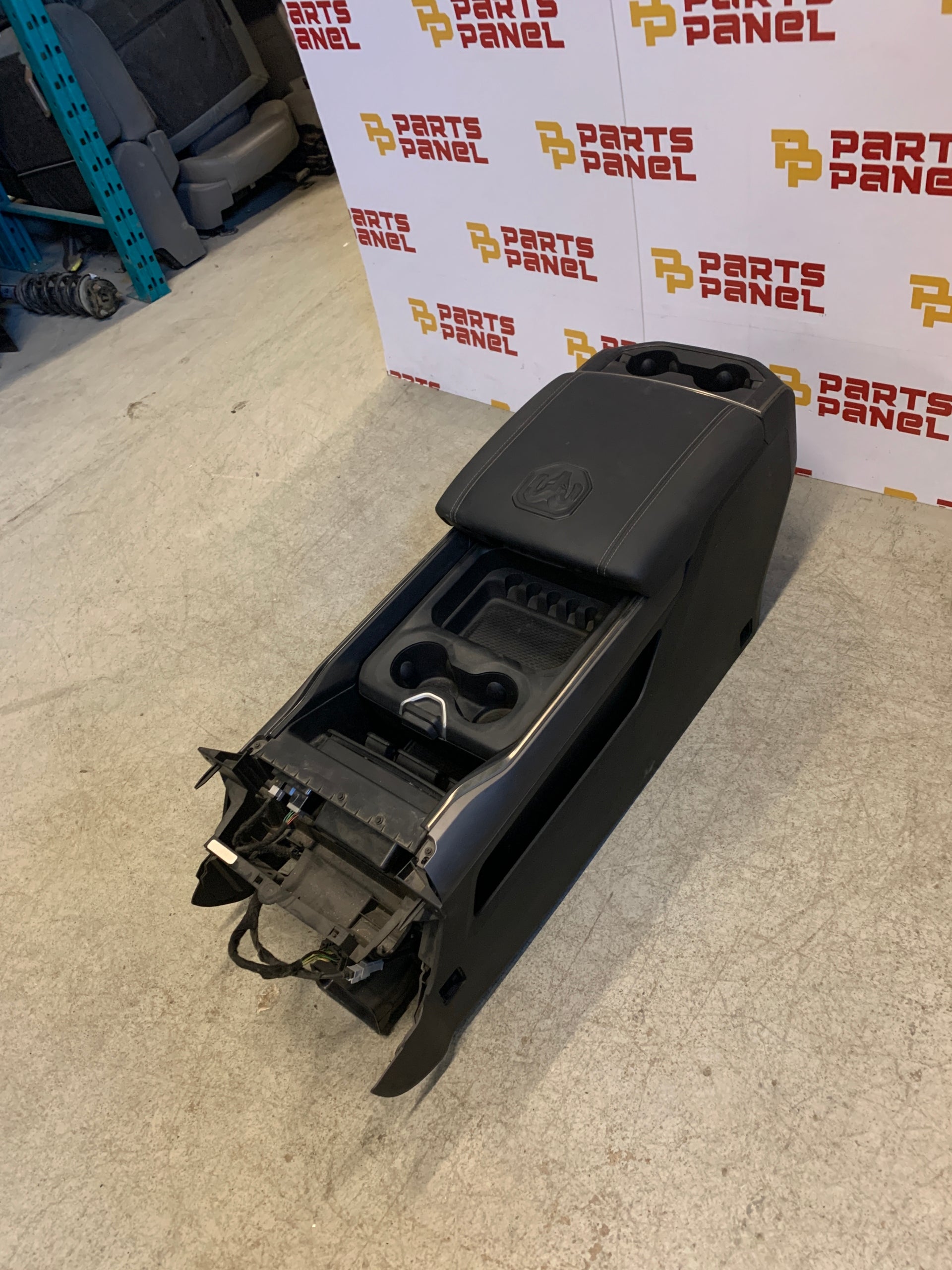 2019 - 2024 RAM 1500 CONSOLA CENTRAL CON INTERRUPTOR DE ASIENTO TRASERO CALEFACTADO OEM