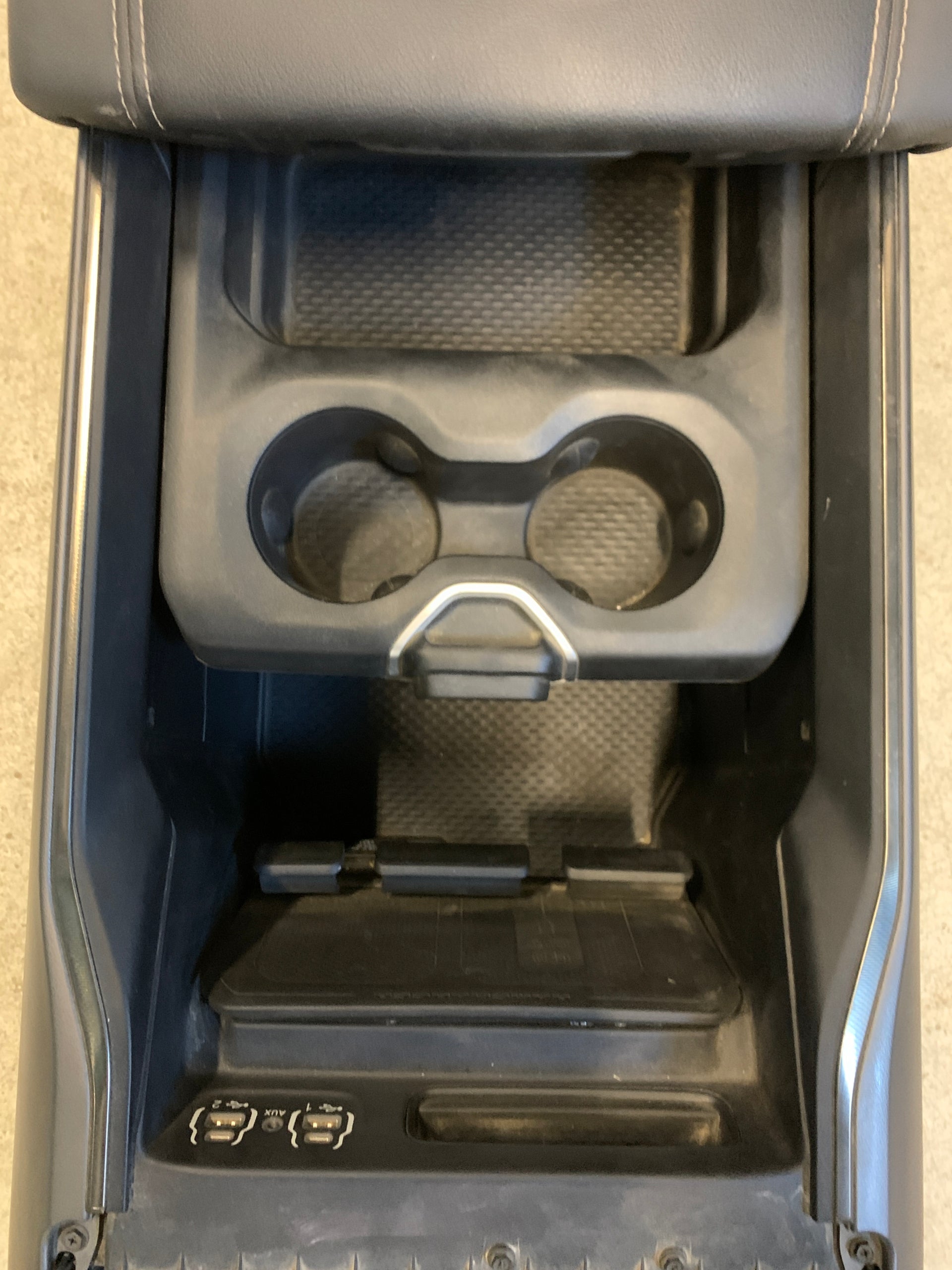 2019 - 2024 RAM 1500 CONSOLA CENTRAL CON INTERRUPTOR DE ASIENTO TRASERO CALEFACTADO OEM