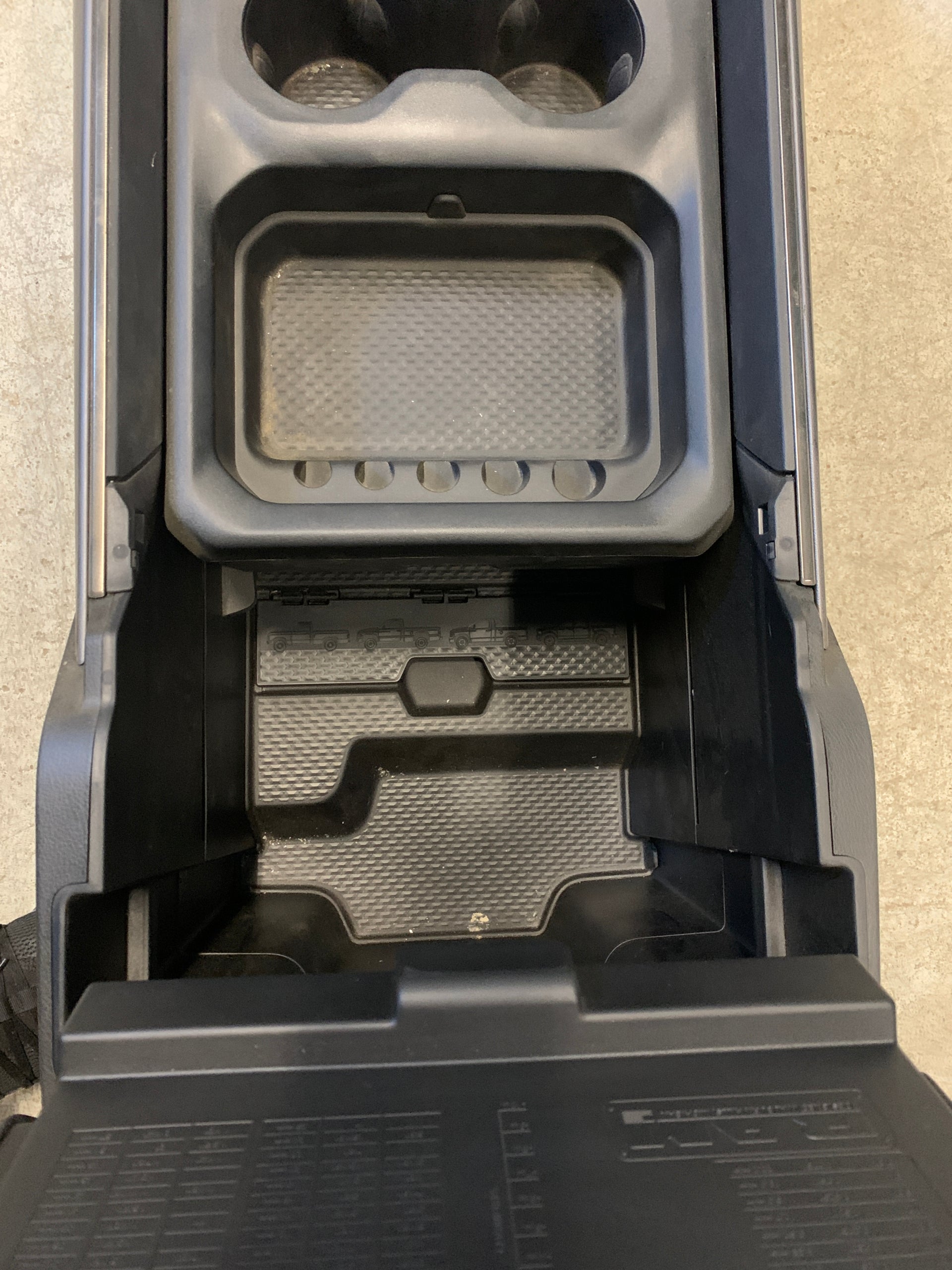 CONSOLA CENTRAL RAM 1500 2019 - 2024 CON REPRODUCTOR DE CD OEM