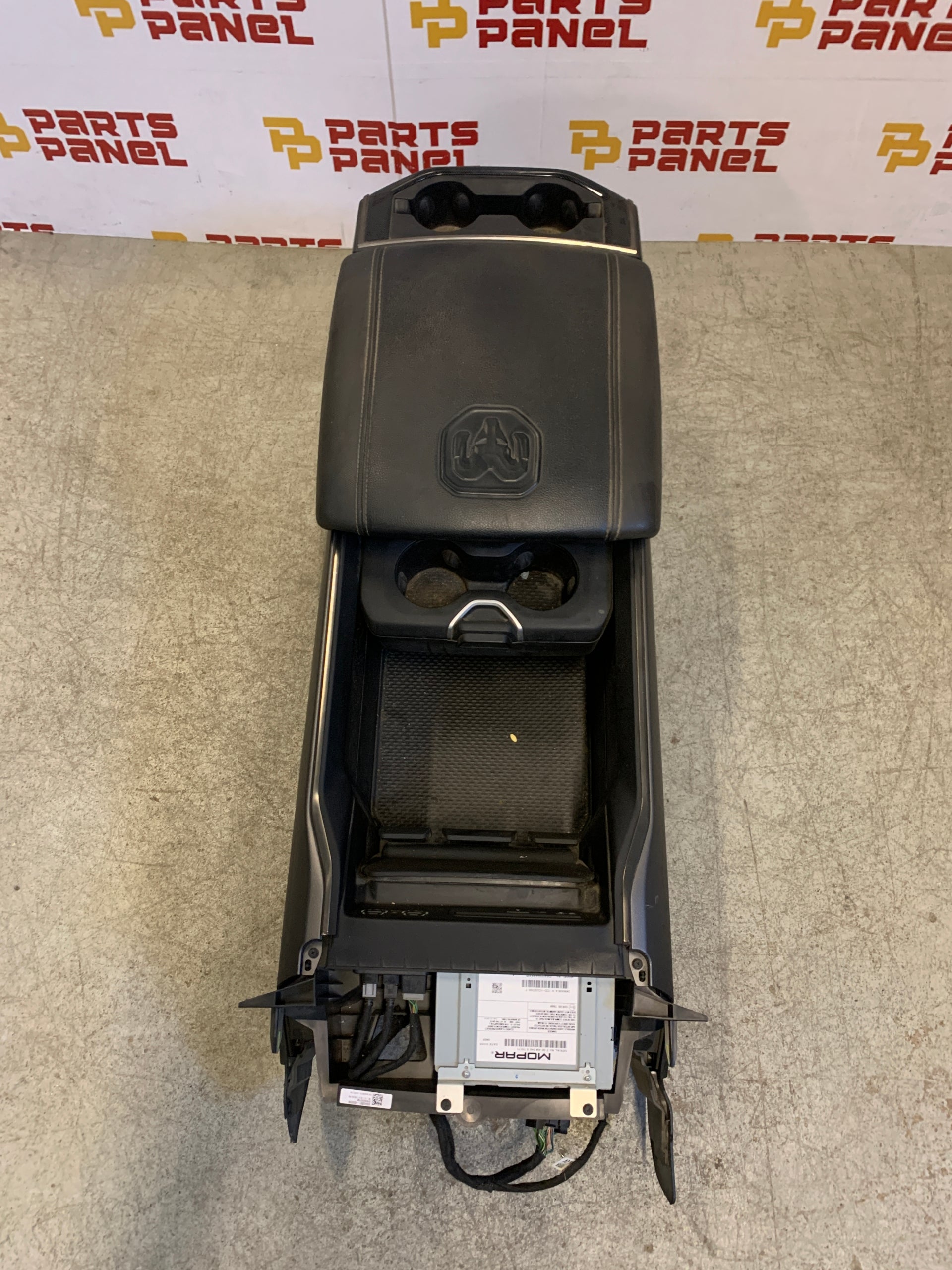 CONSOLA CENTRAL RAM 1500 2019 - 2024 CON REPRODUCTOR DE CD OEM