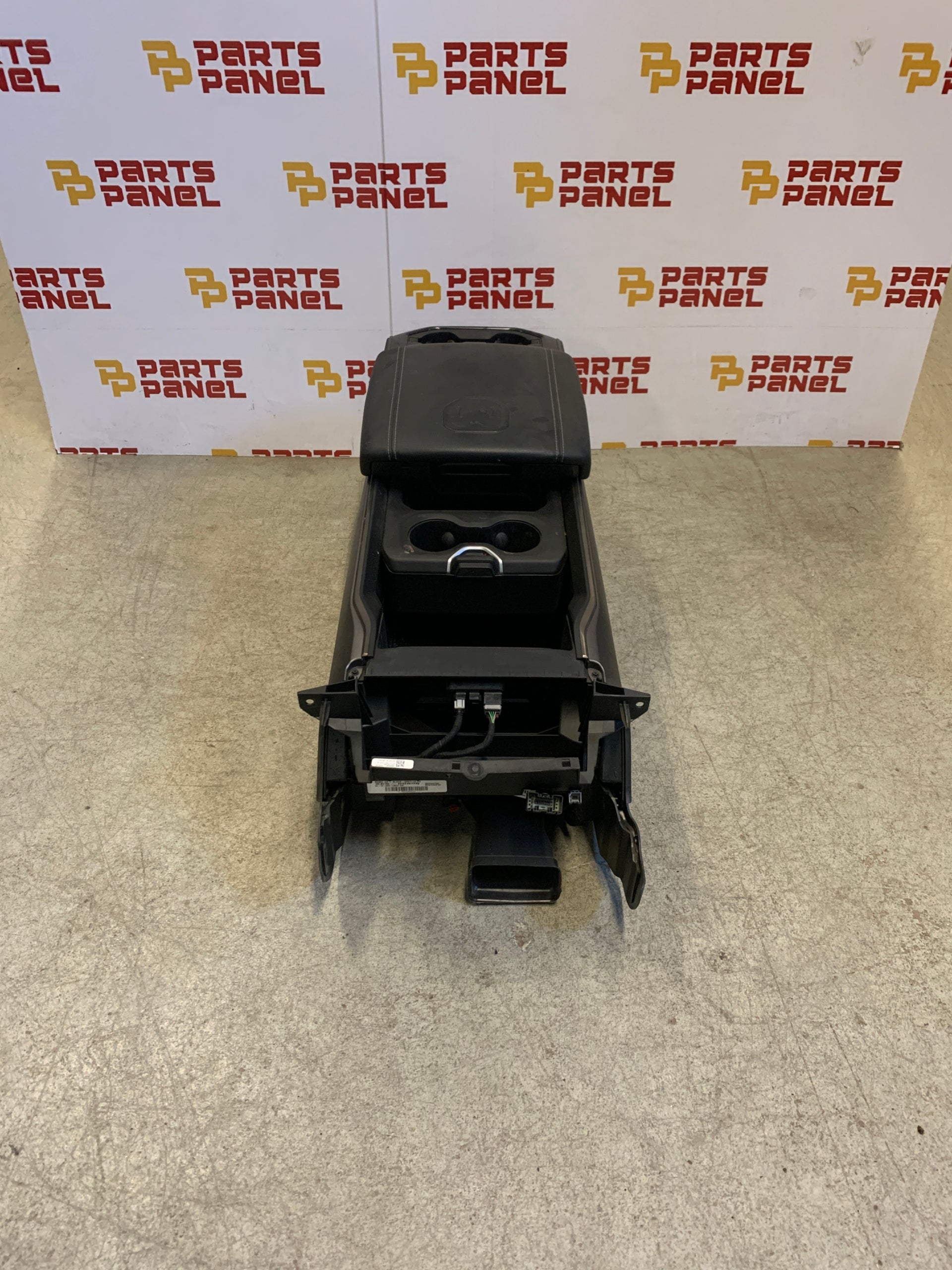 2019 - 2024 NEW STYLE 5TH GENERATION RAM 1500 NEW STYLE CREW CAB WITH REAR CHARGING PORT
