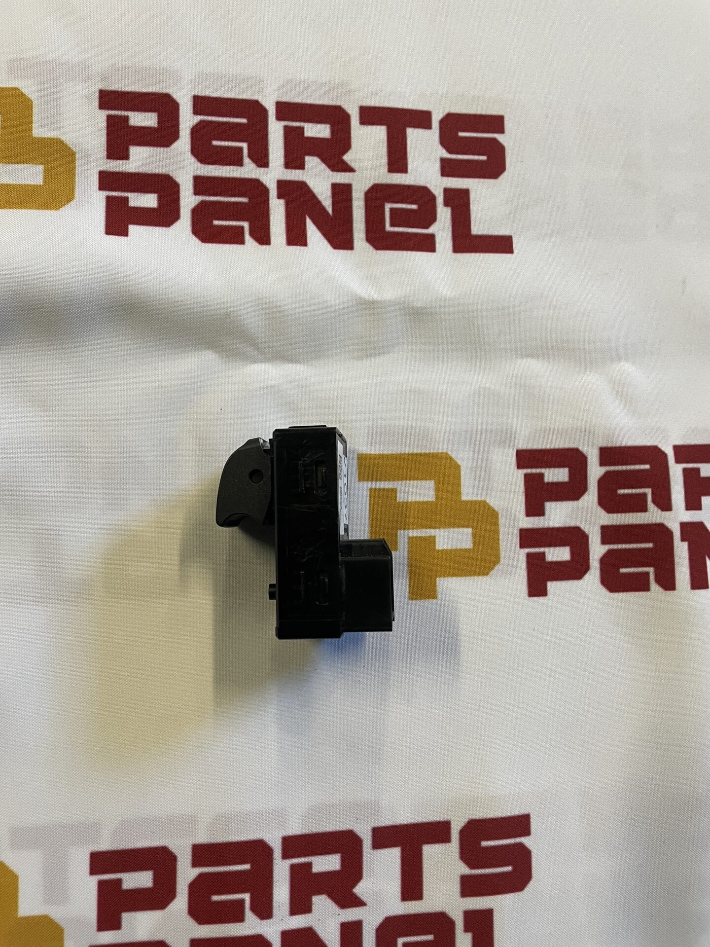 2014 - 2022 GMC YUKON / SIERRA 1500 / CHEVY SILVERADO 1500 / SUBURBAN WINDOW REGULATOR SWITCH 23180793