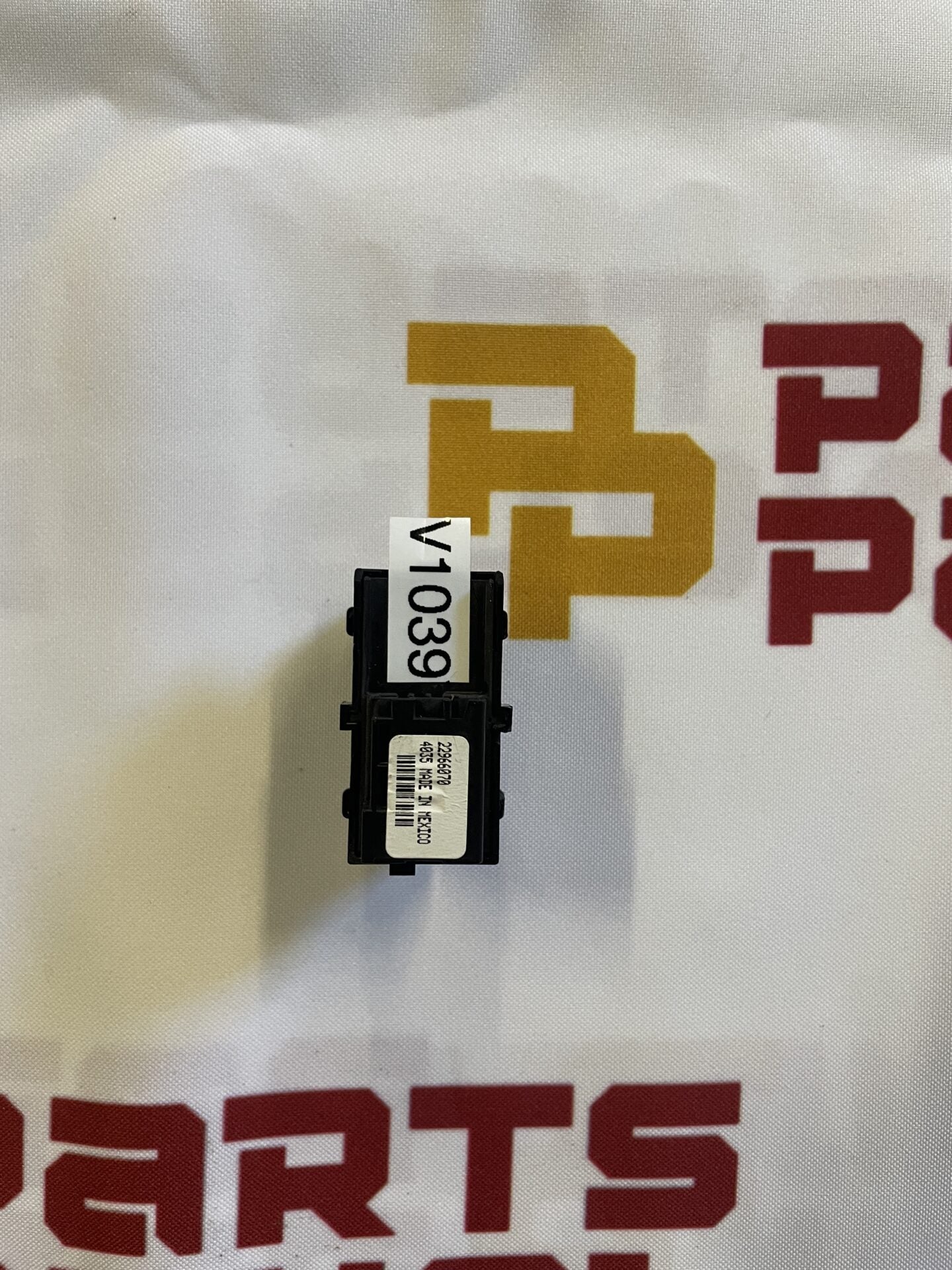 2014 - 2020 GMC SIERRA / YUKON / CHEVY TAHOE / SUBURBAN DRIVER SIDE LOCK SWITCH 22966070