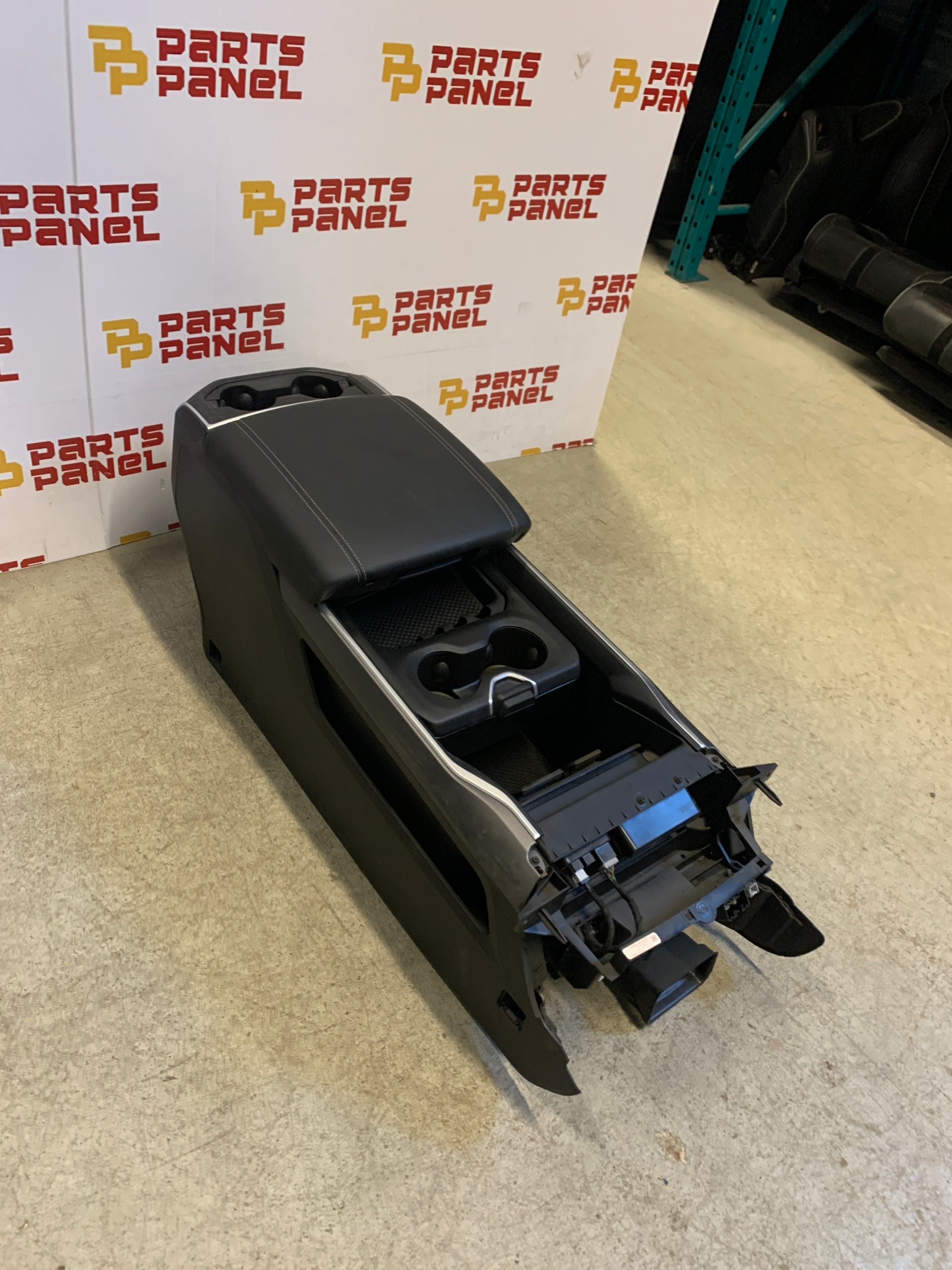 2019 - 2024 RAM 1500 CONSOLA CENTRAL CON PUERTO DE CARGA TRASERO