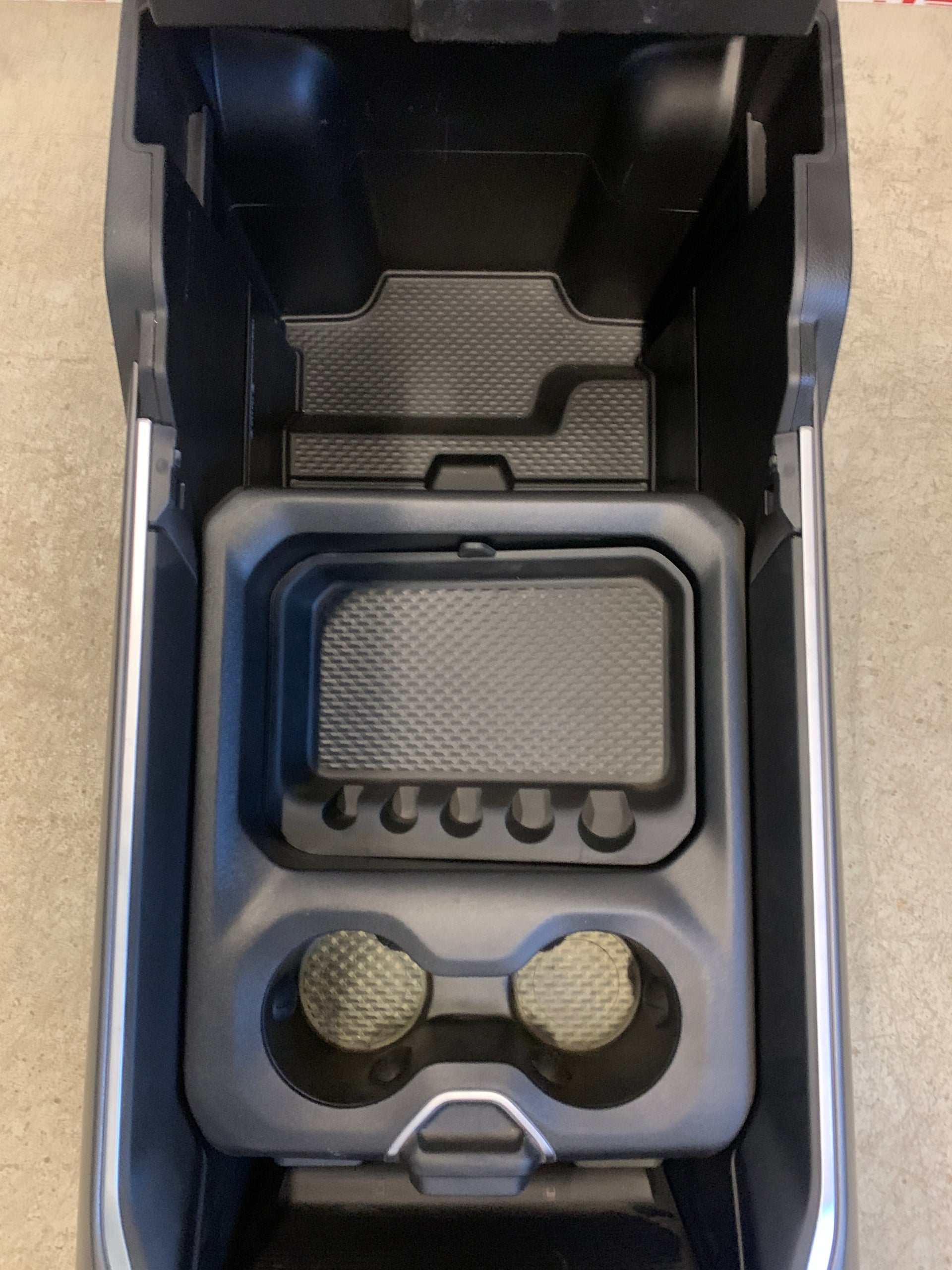 2019 - 2024 RAM 1500 CONSOLA CENTRAL CON PUERTO DE CARGA TRASERO