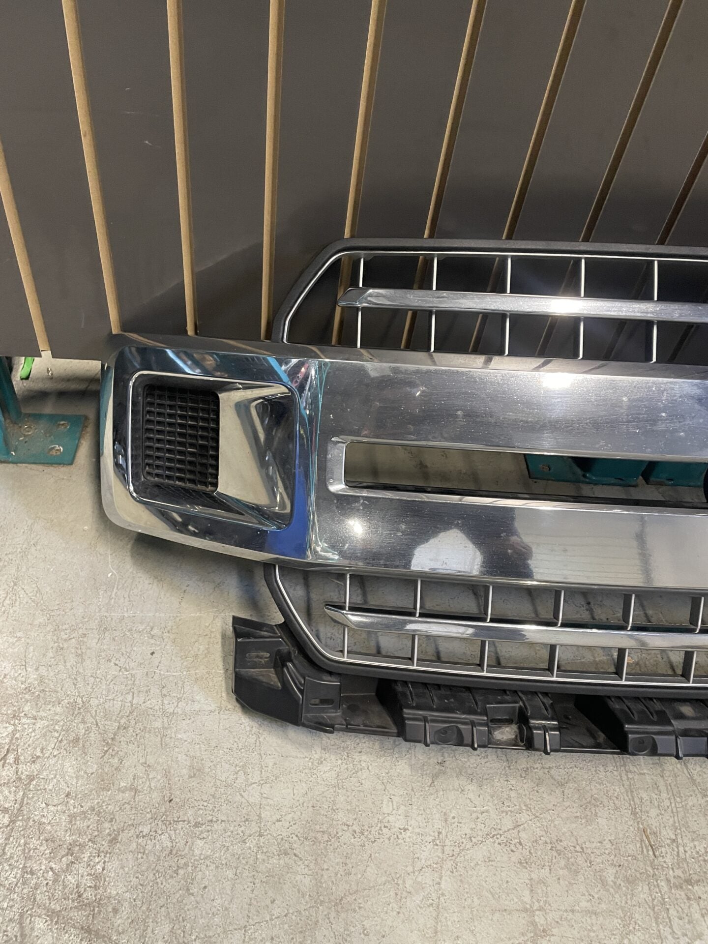 2018 - 2020 FORD F-150 XLT FRONT CENTER GRILLE JL-34-8200
