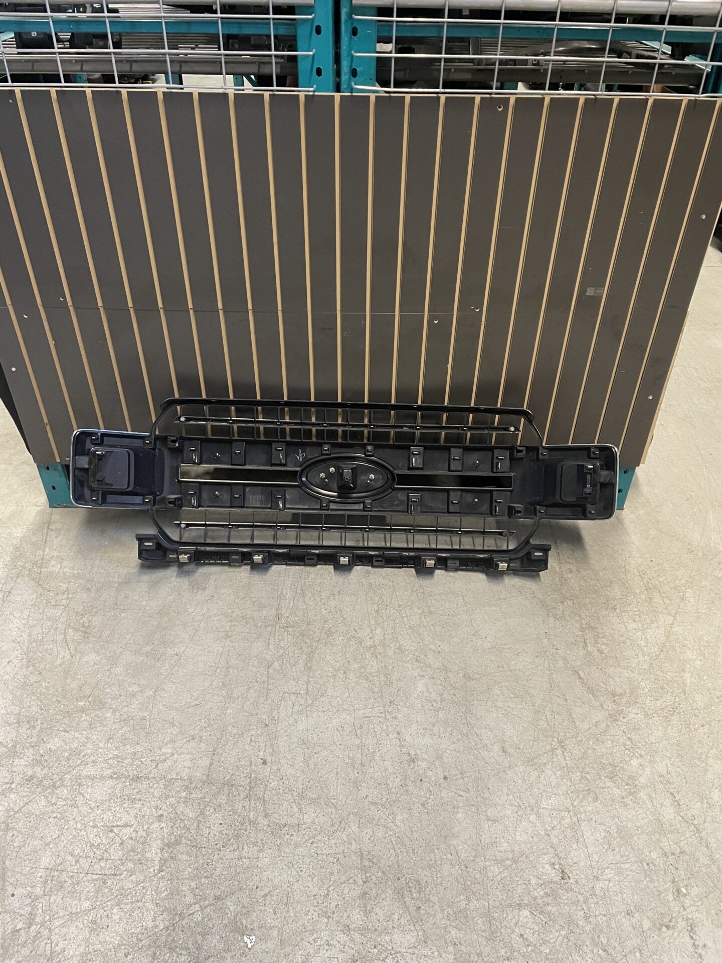 2018 - 2020 FORD F-150 XLT FRONT CENTER GRILLE JL-34-8200