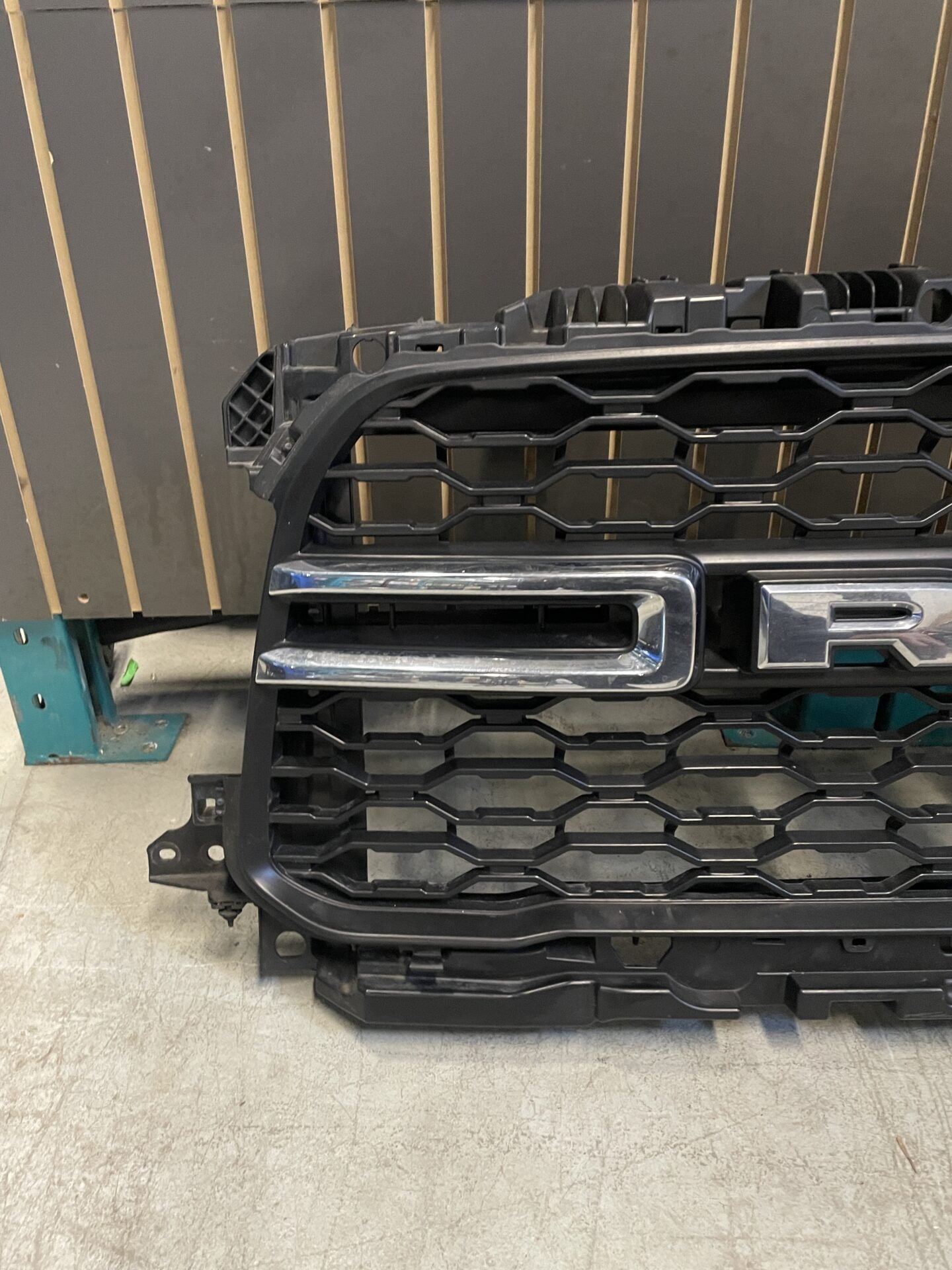 2019 - 2023 RAM 2500 PARRILLA TIPO PANAL DE ABEJA 6RC76TRMAC