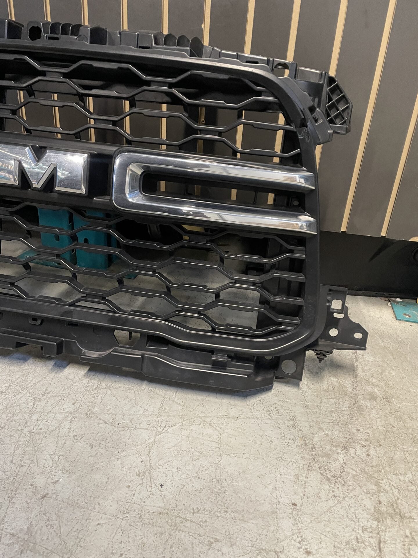 2019 - 2023 RAM 2500 PARRILLA TIPO PANAL DE ABEJA 6RC76TRMAC