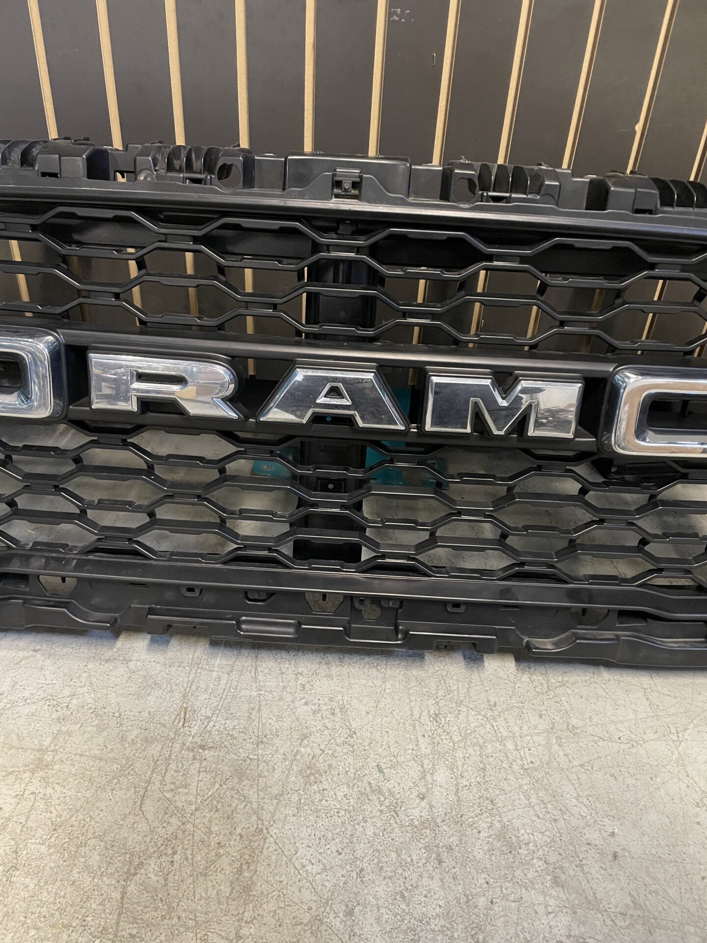 2019 - 2023 RAM 2500 HONEY COMB GRILLE 6RC76TRMAC