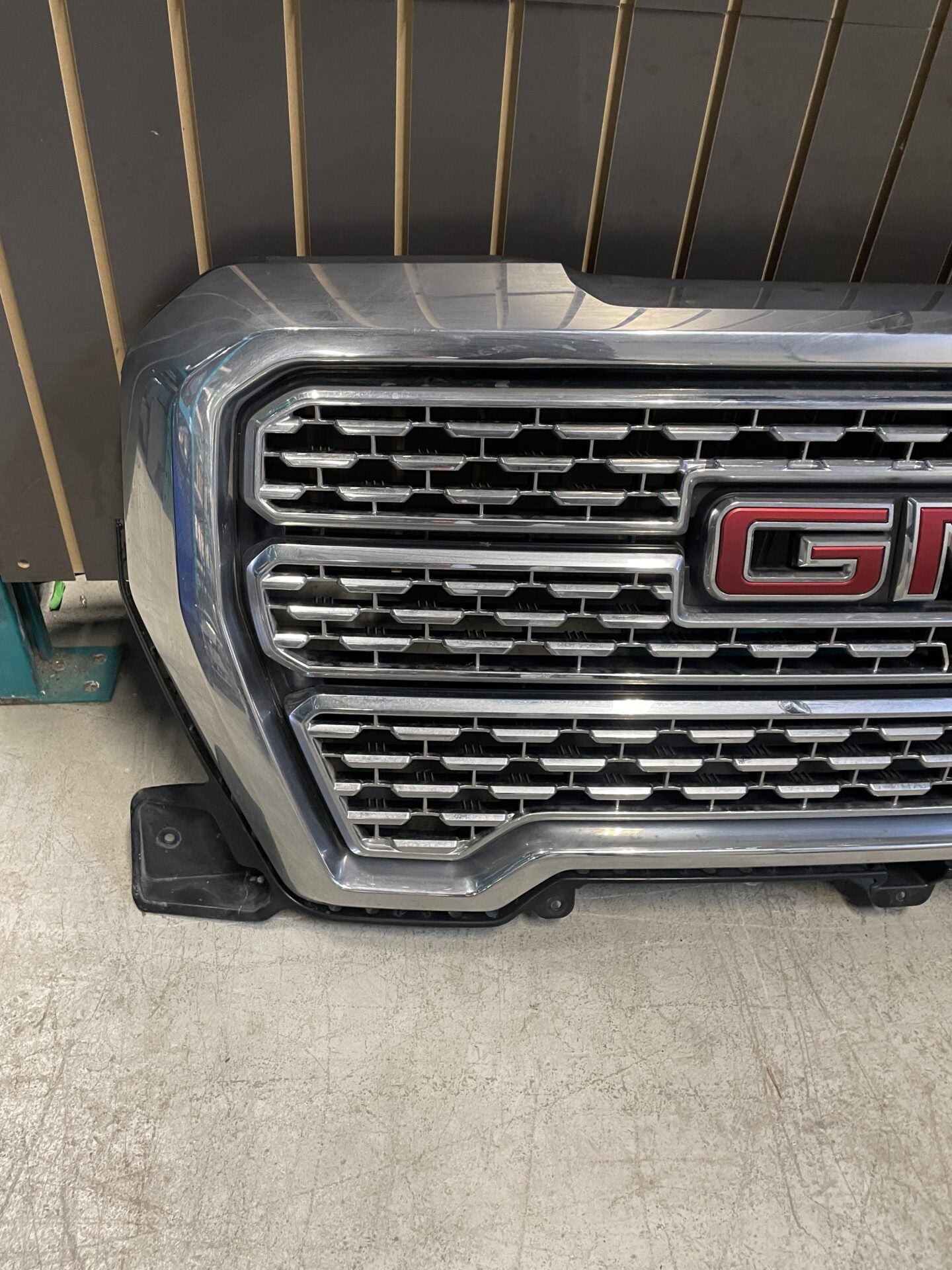 2019 - 2022 GMC SIERRA 1500 DENALI PARRILLA DELANTERA CROMADA CON ORIFICIO PARA CÁMARA 84699827