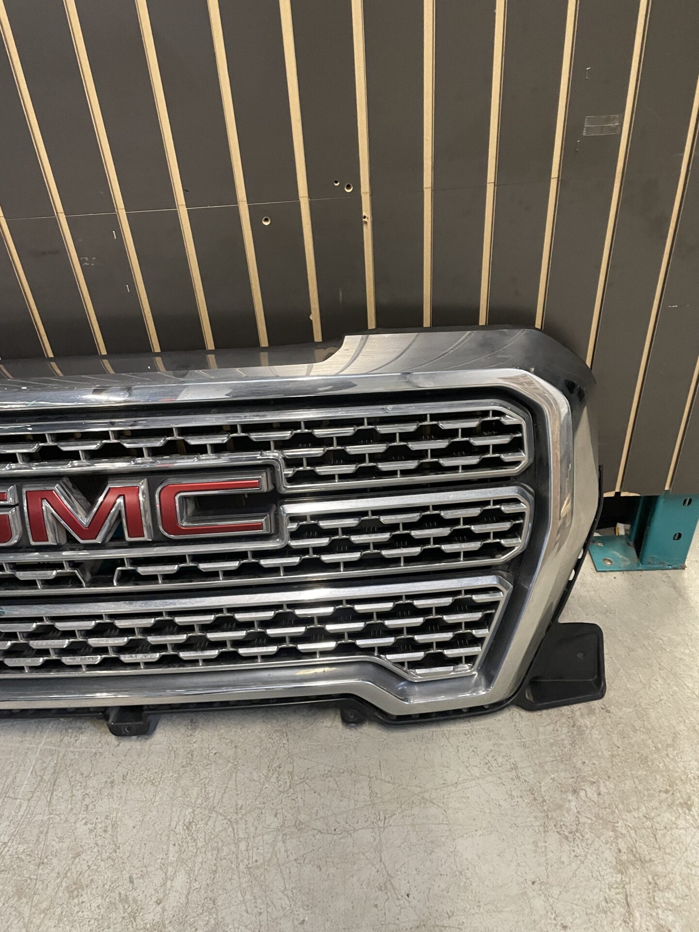 2019 - 2022 GMC SIERRA 1500 DENALI FRONT CHROME GRILLE WITH CAMERA HOLE 84699827