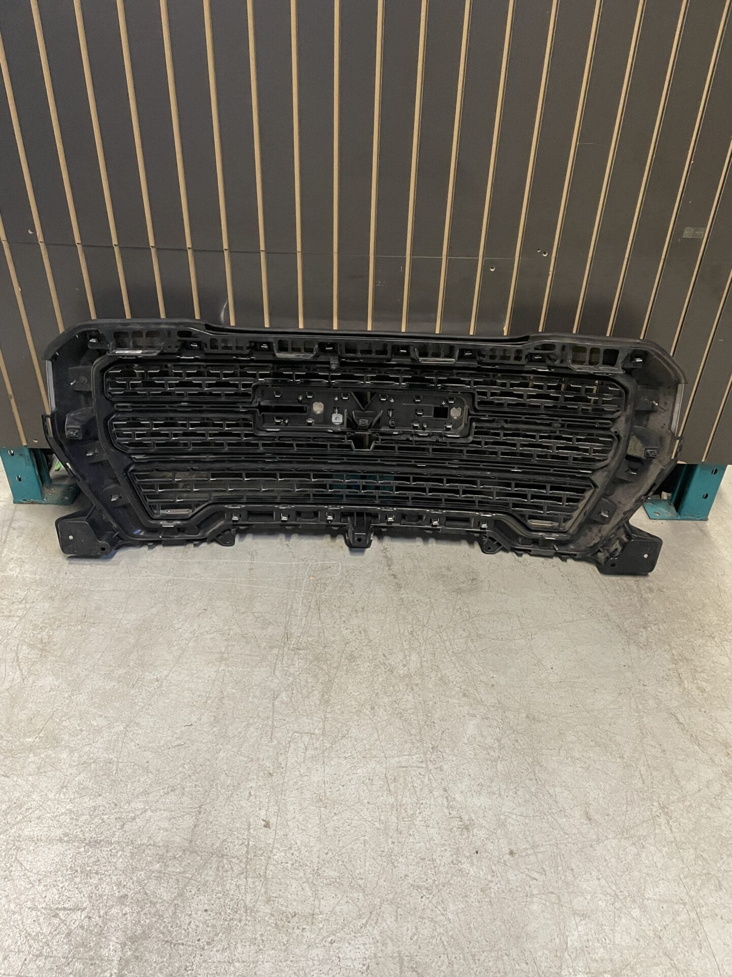 2019 - 2022 GMC SIERRA 1500 DENALI FRONT CHROME GRILLE WITH CAMERA HOLE 84699827