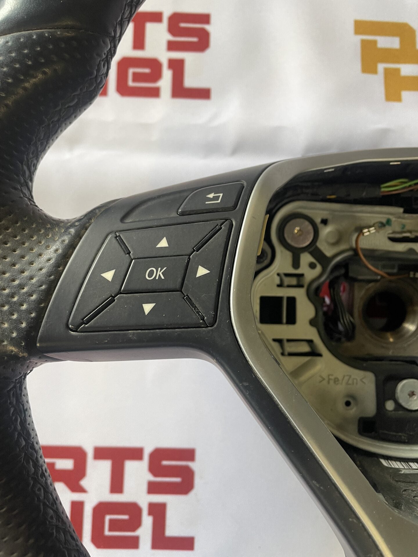 VOLANT SPORT MERCEDES CLS 550 CLA CLASSE E 2012 - 2015 AVEC PALETTES DE CHANGEMENT DE VITESSE A21846023189E3B A1746012039E38
