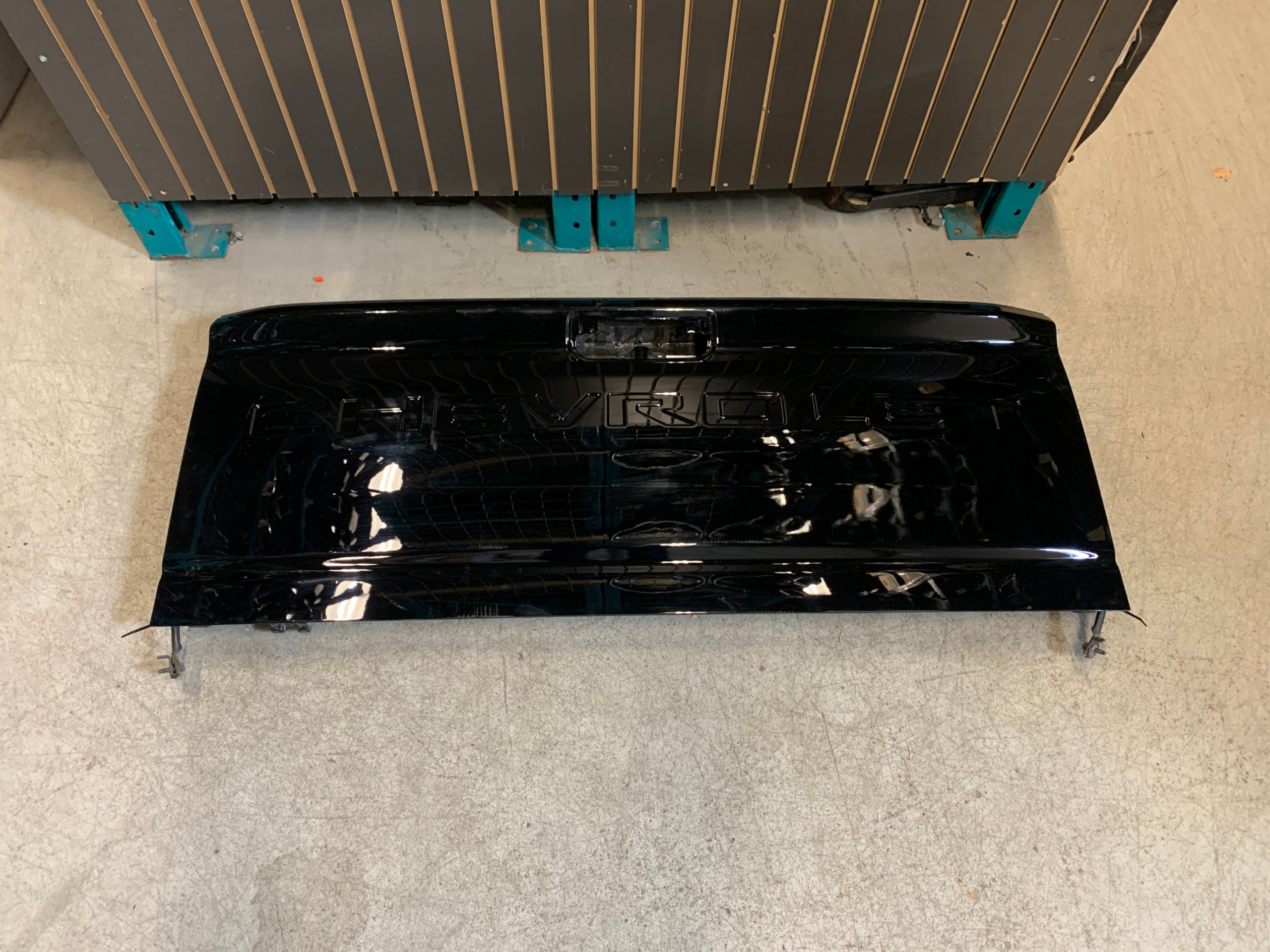 2019 - 2025 CHEVY SILVERADO 2500 / 3500 BLACK OEM TAILGATE / LIFTGATE WITH AUTO ASSIST 