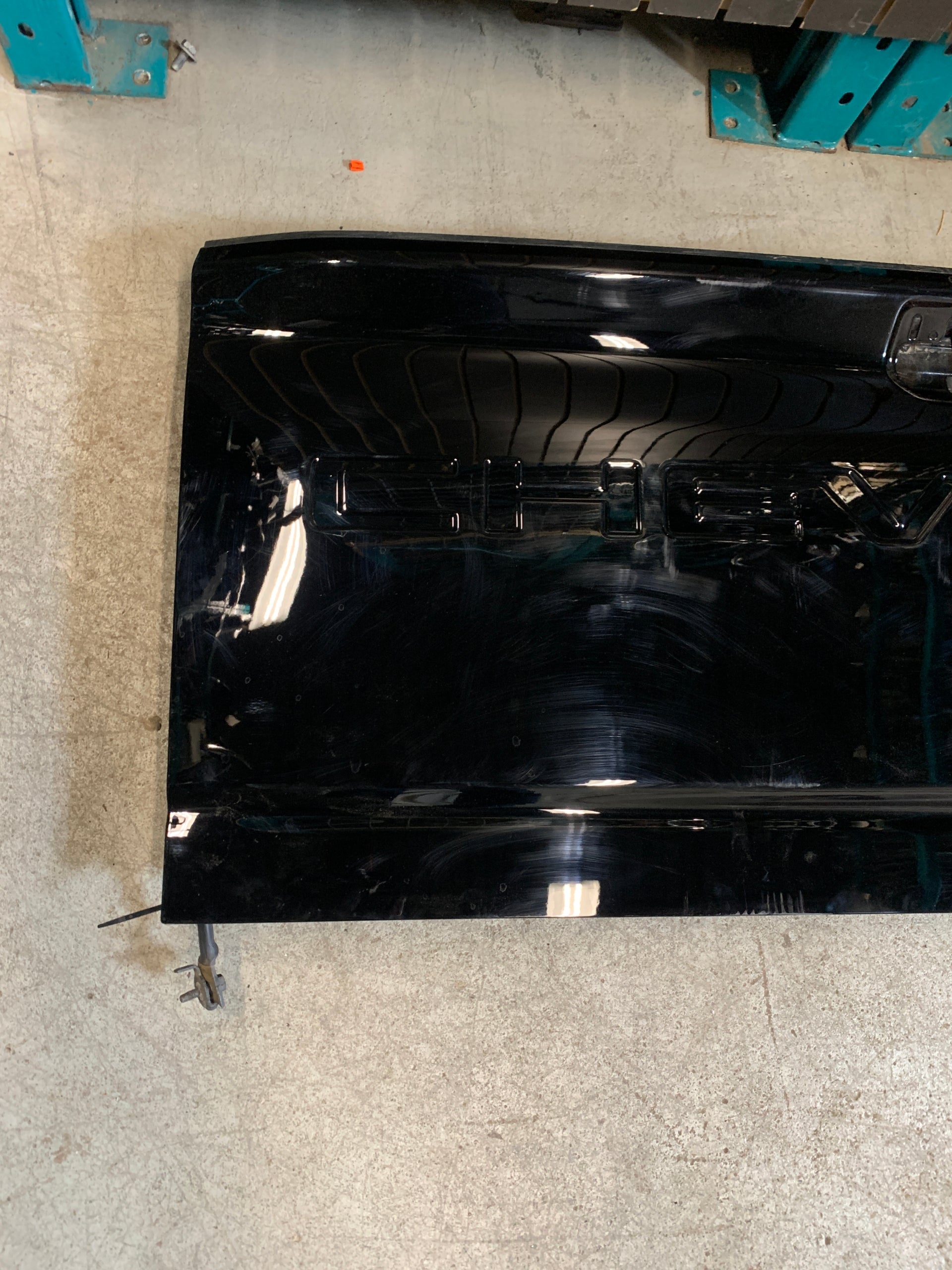 2019 - 2025 CHEVY SILVERADO 2500 / 3500 BLACK OEM TAILGATE / LIFTGATE WITH AUTO ASSIST 