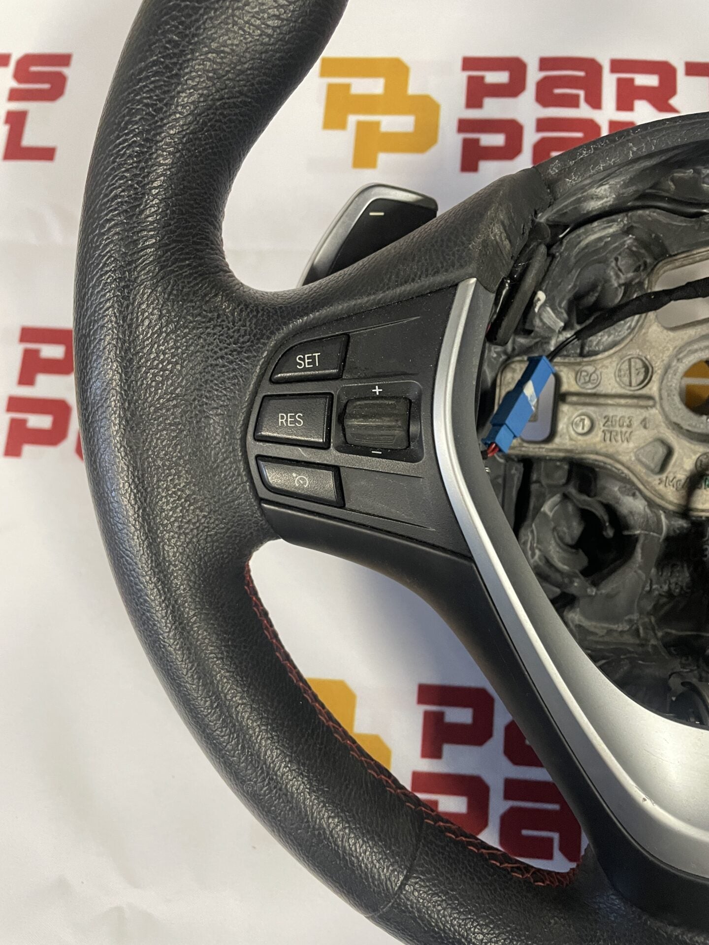 2012 - 2018 BMW F30 VOLANT SURPIQÛRES ROUGES 62560182D