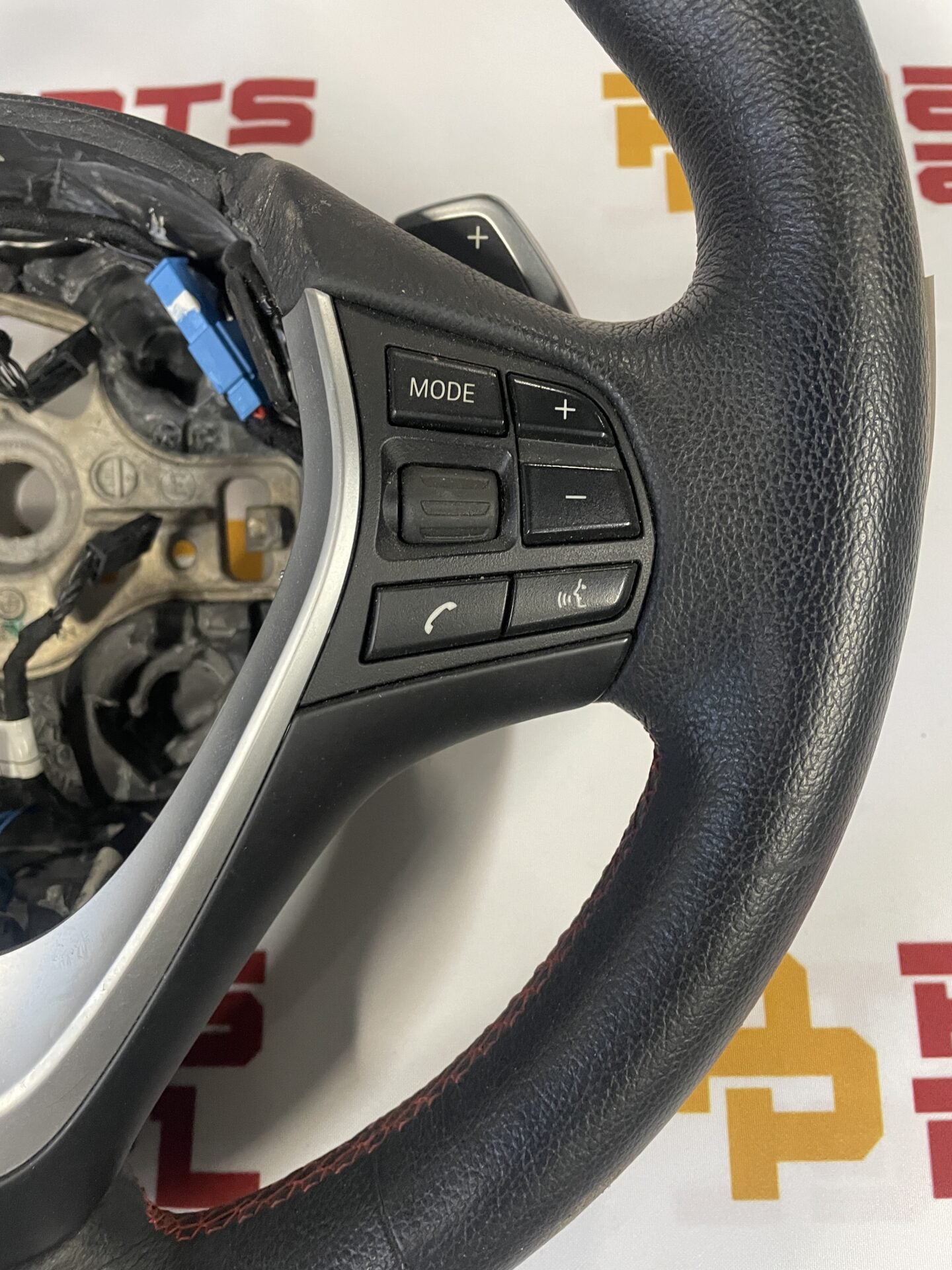 2012 - 2018 BMW F30 VOLANT SURPIQÛRES ROUGES 62560182D