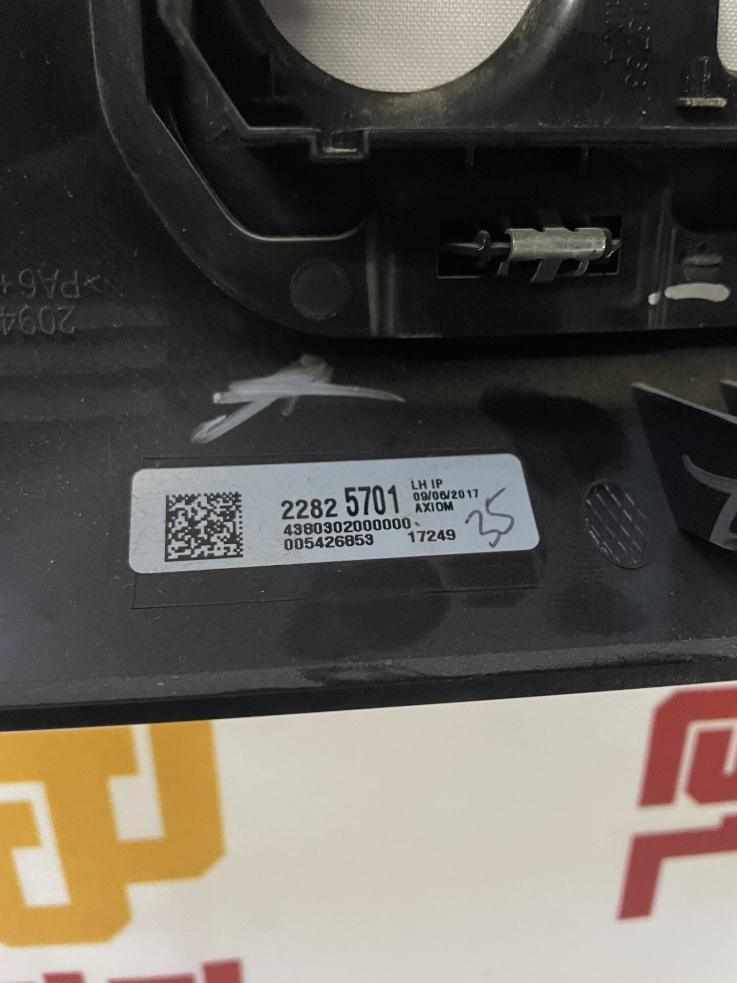 2014 - 2019 GMC SIERRA / CHEVY SILVERADO 1500 / 2500 / 3500 TRIM MOLDING 22825701