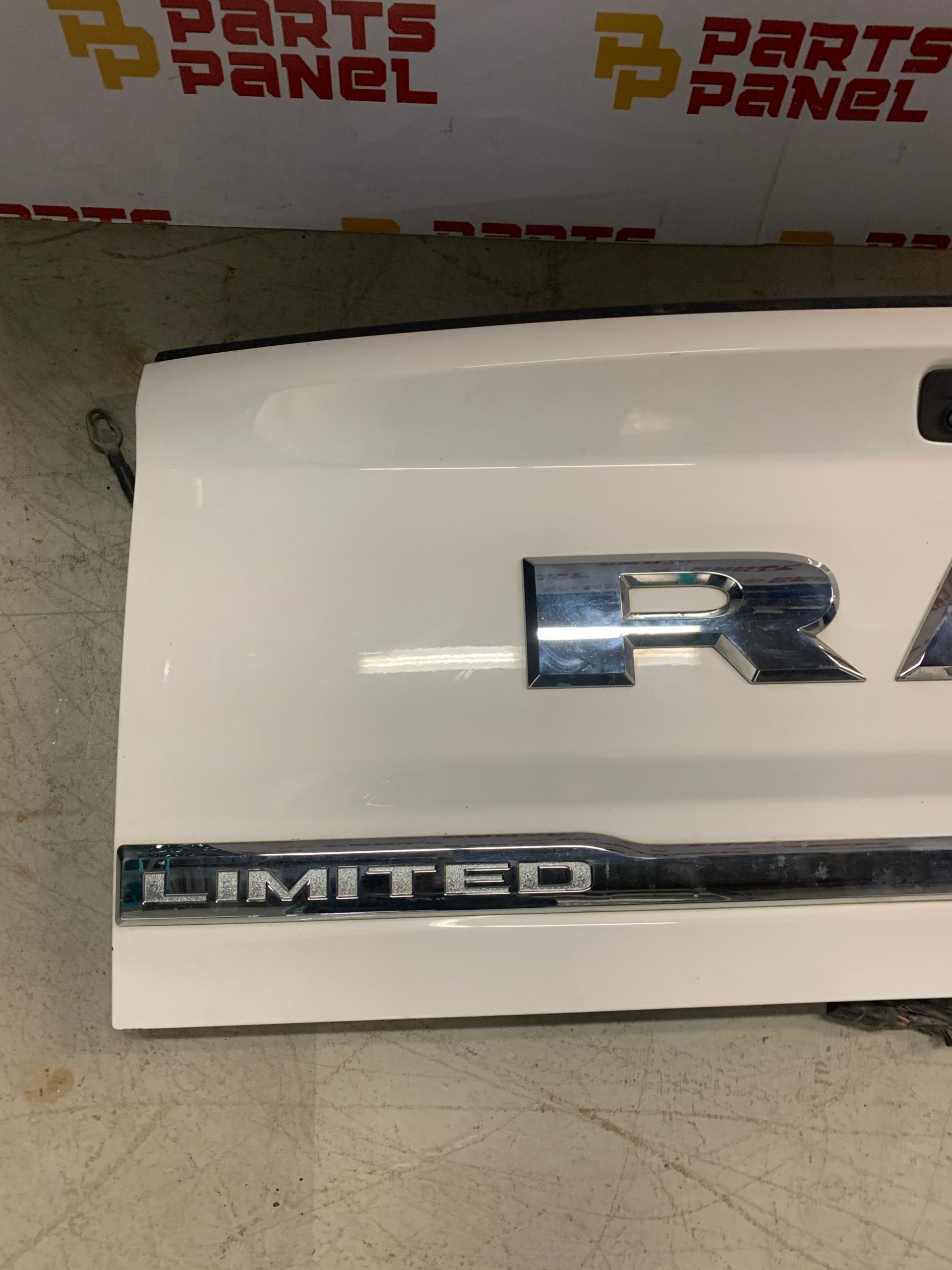 2013 - 2024 RAM 1500 LIMITED WHITE TAILGATE / LIFTGATE ASSEMBLY WITH AUTO ASSIST WITH RAM LETTERS OEM