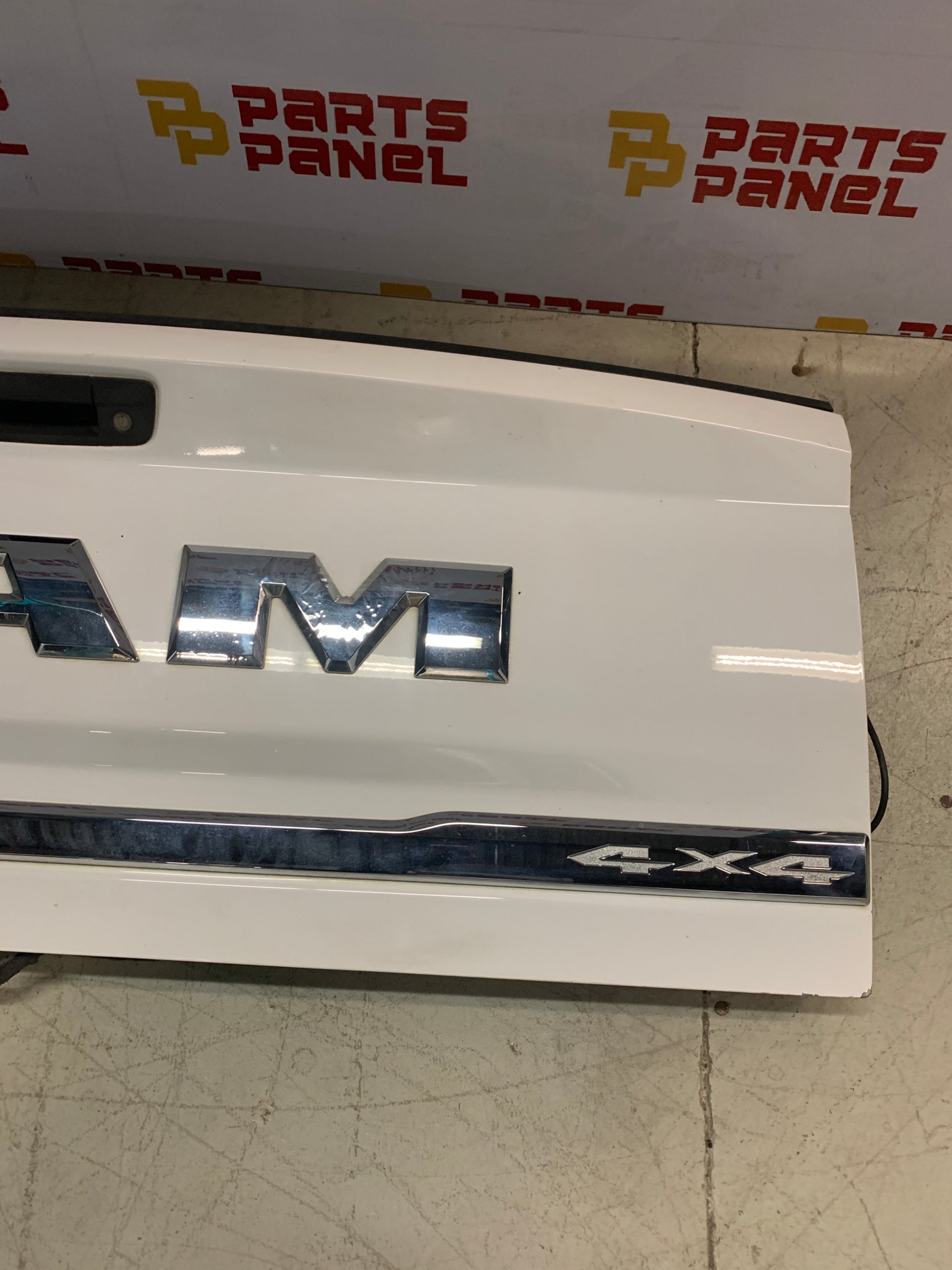 2013 - 2024 RAM 1500 LIMITED WHITE TAILGATE / LIFTGATE ASSEMBLY WITH AUTO ASSIST WITH RAM LETTERS OEM