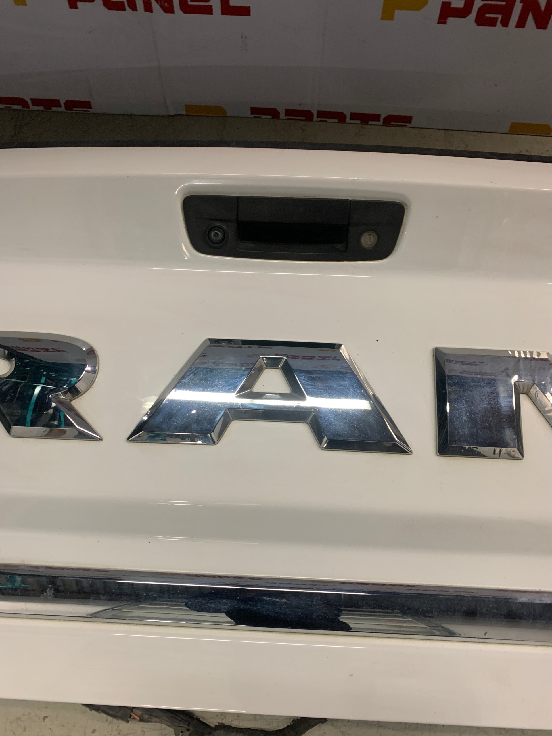 2013 - 2024 RAM 1500 LIMITED WHITE TAILGATE / LIFTGATE ASSEMBLY WITH AUTO ASSIST WITH RAM LETTERS OEM